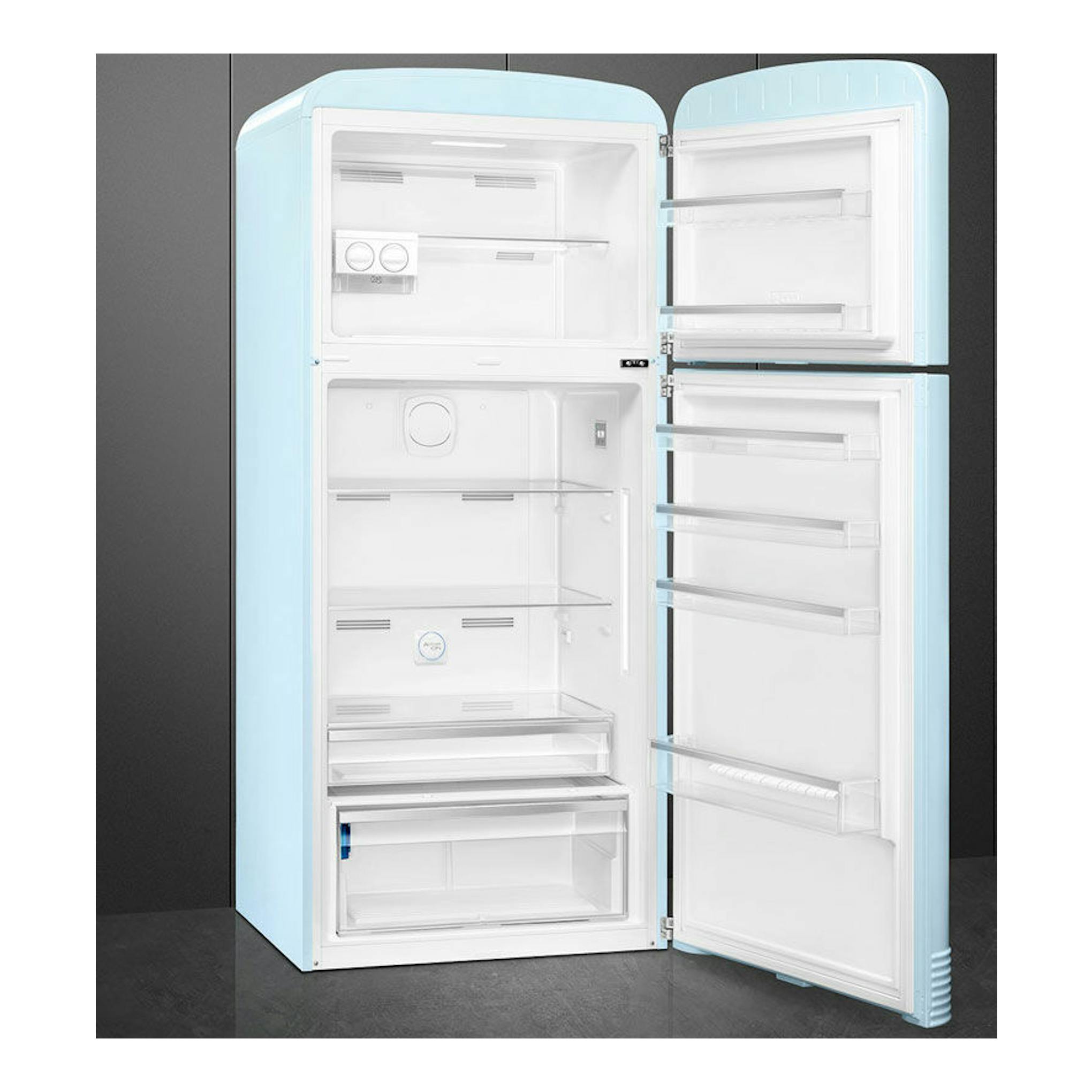 Frigorífico Smeg FAB50RPB5 azul, vista frontal con las dos puertas abiertas e interior blanco.
