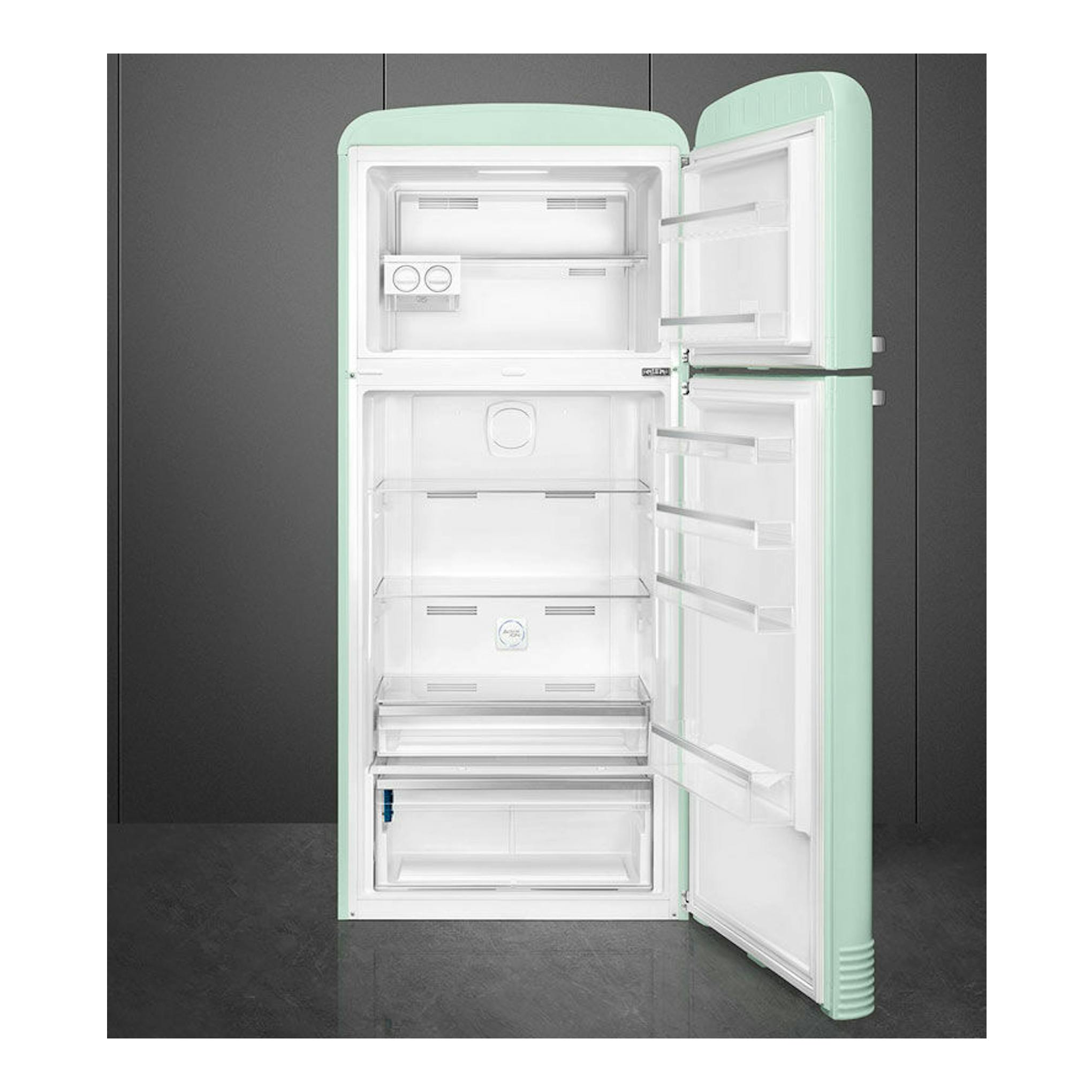 Frigorífico Smeg FAB50RPG5 verde agua, vista frontal abierta, con dos puertas e interior blanco.