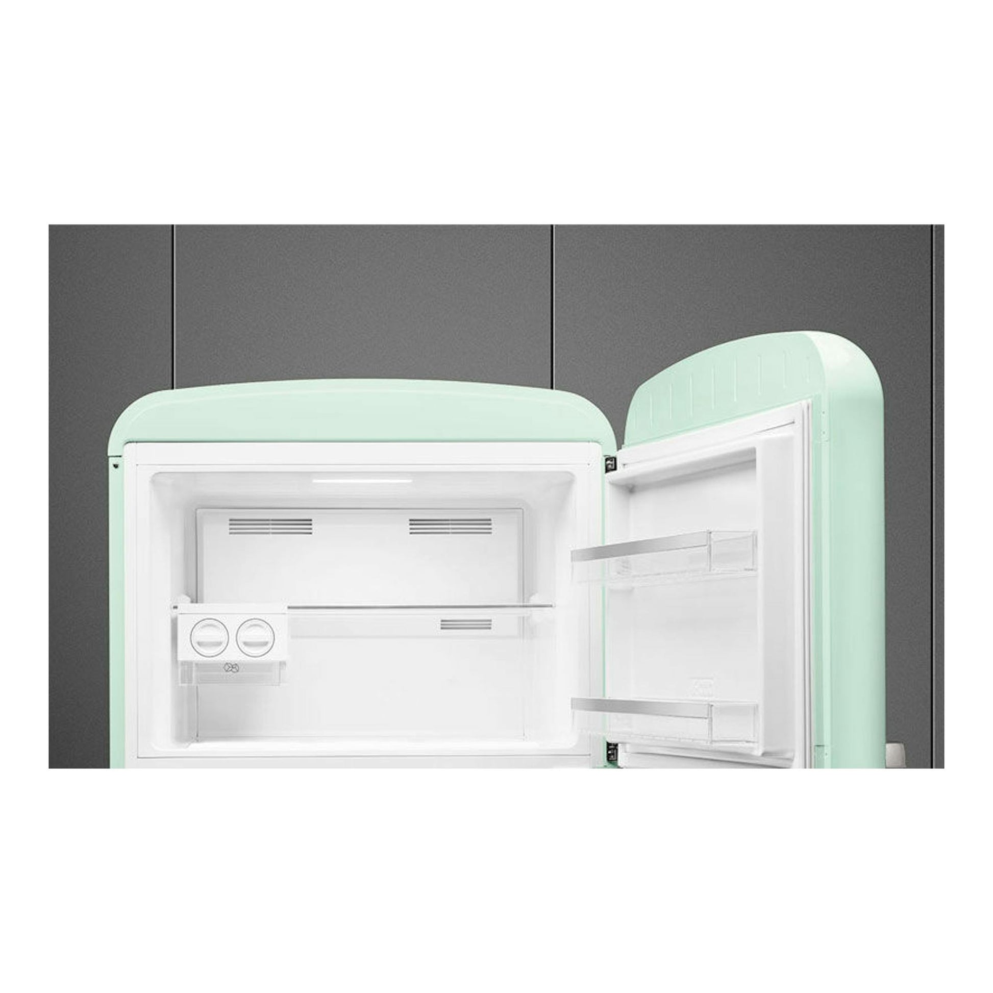 Frigorífico Smeg FAB50RPG5 verde agua de dos puertas, con una puerta abierta y vista frontal del interior blanco.