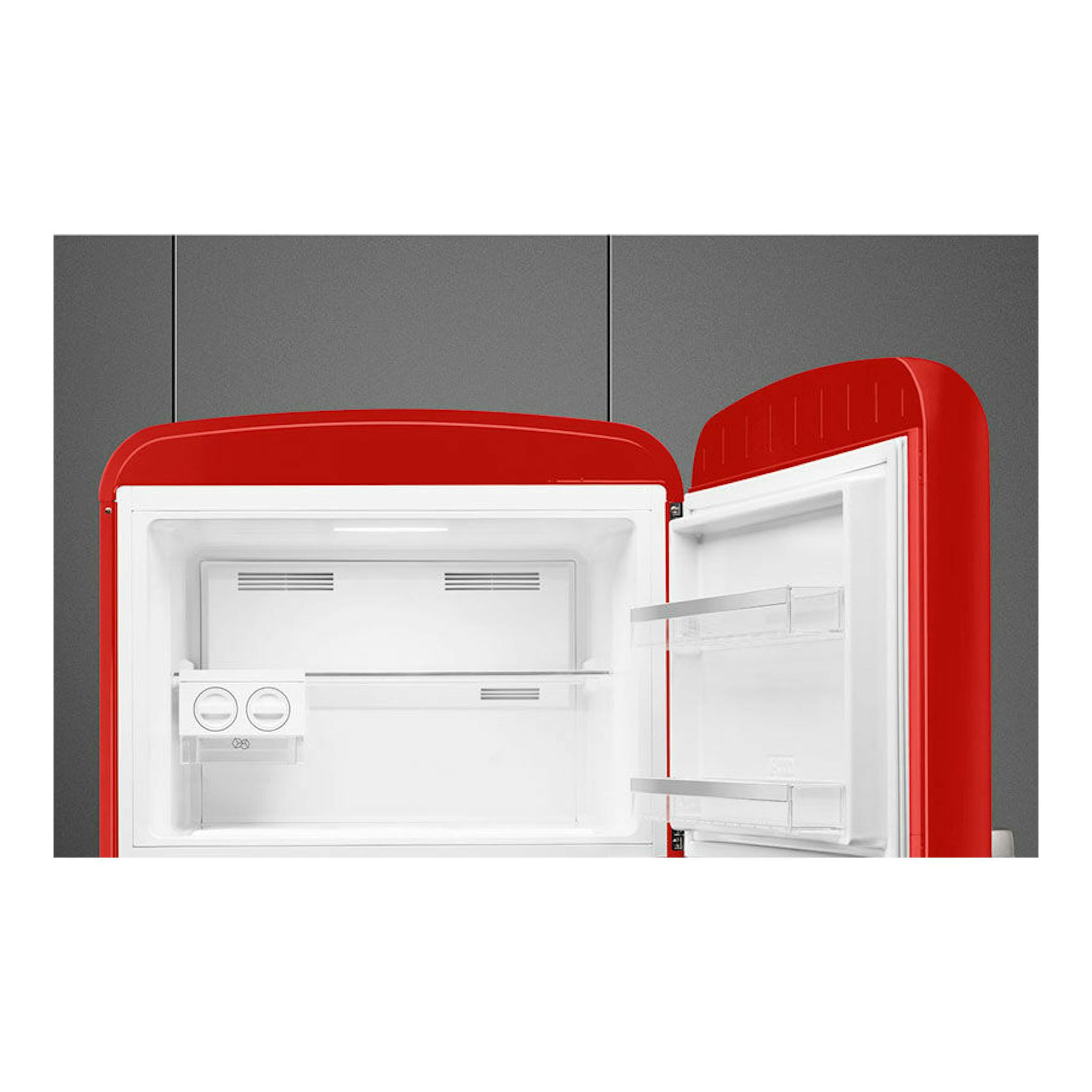 Frigorífico Smeg FAB50RRD5 rojo, vista frontal abierta de dos puertas con interior blanco.