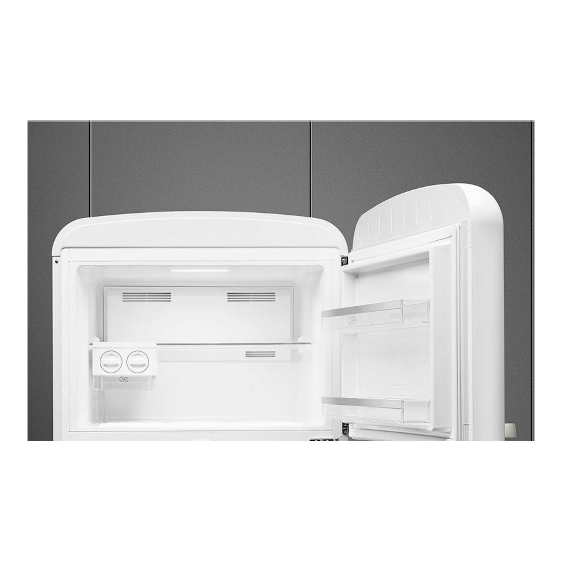 Frigorífico Smeg FAB50RWH5 blanco, vista frontal con puertas abiertas, interior visible.