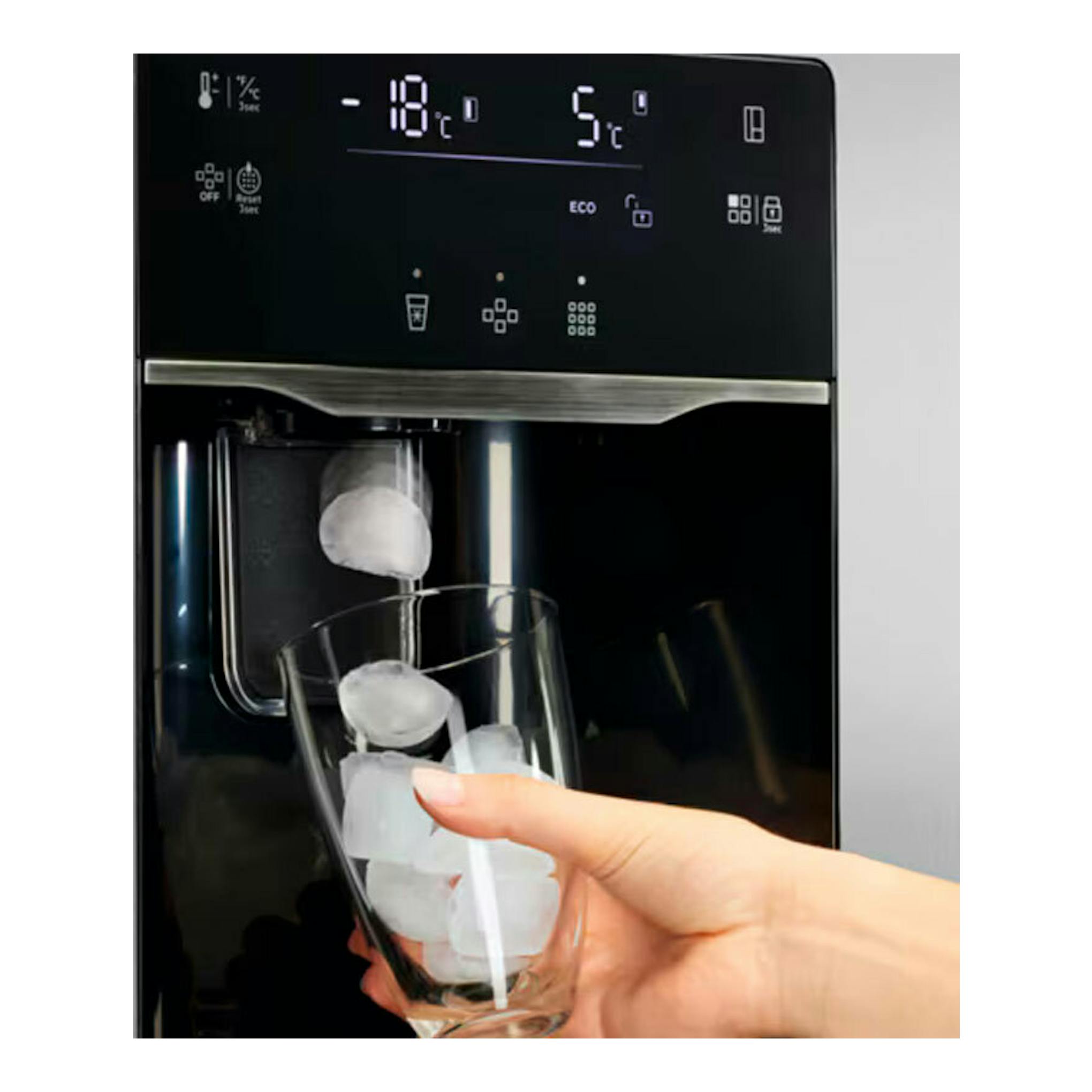 AEG ORX9V351DU frigorífico americano negro con dispensador de hielo; una mano sostiene un vaso bajo la salida.