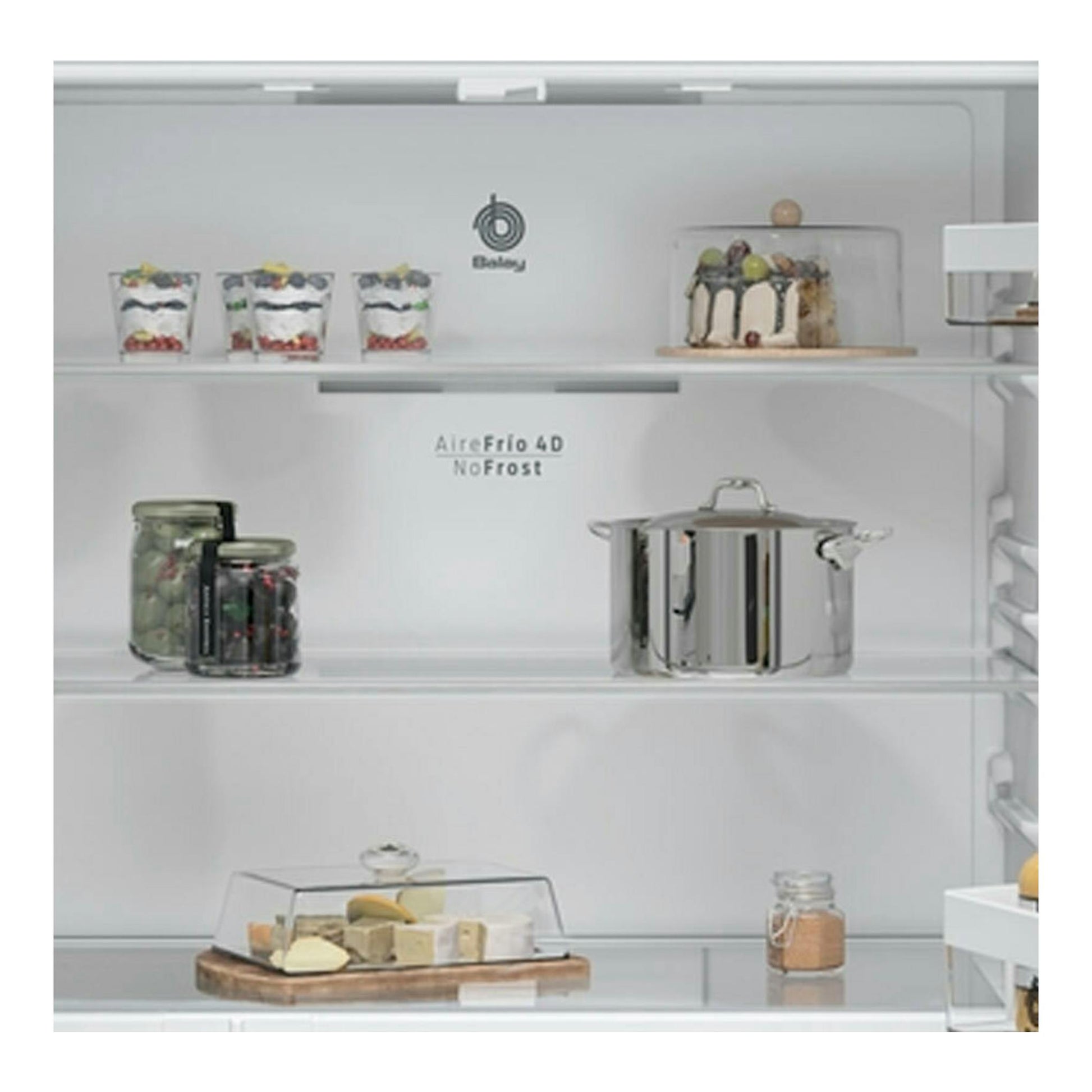 Interior de frigorífico Balay inox, vista frontal, con estantes blancos, recipientes y alimentos; texto AireFrió 4D NoFrost.