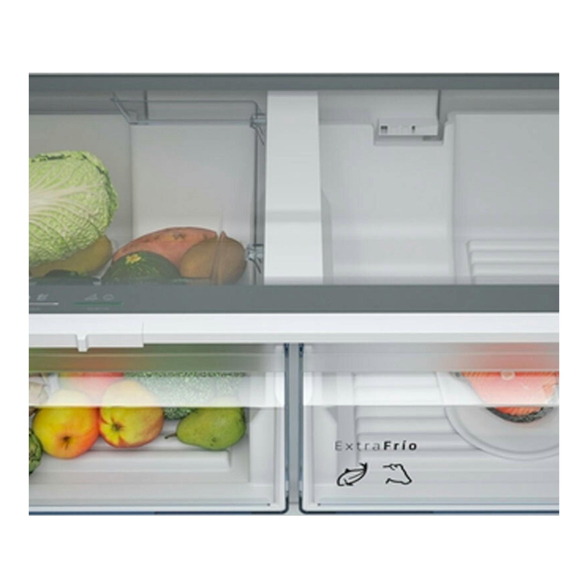 Interior frontal de frigorífico americano Balay 3KME592XI, con cajones y frutas y verduras.