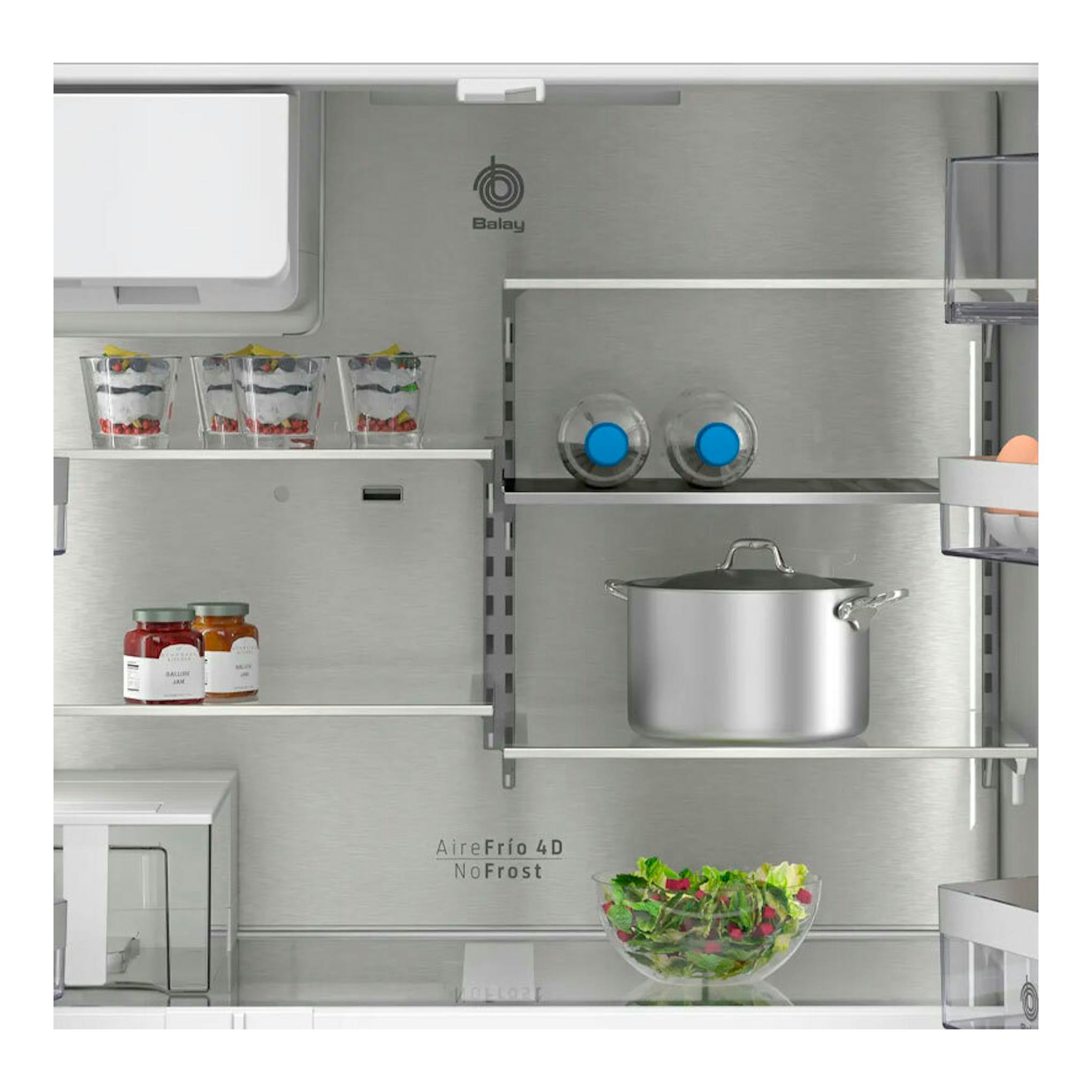 Interior de frigorífico Balay 3KME598XI inox, vista frontal con estantes, cacerola y recipientes.