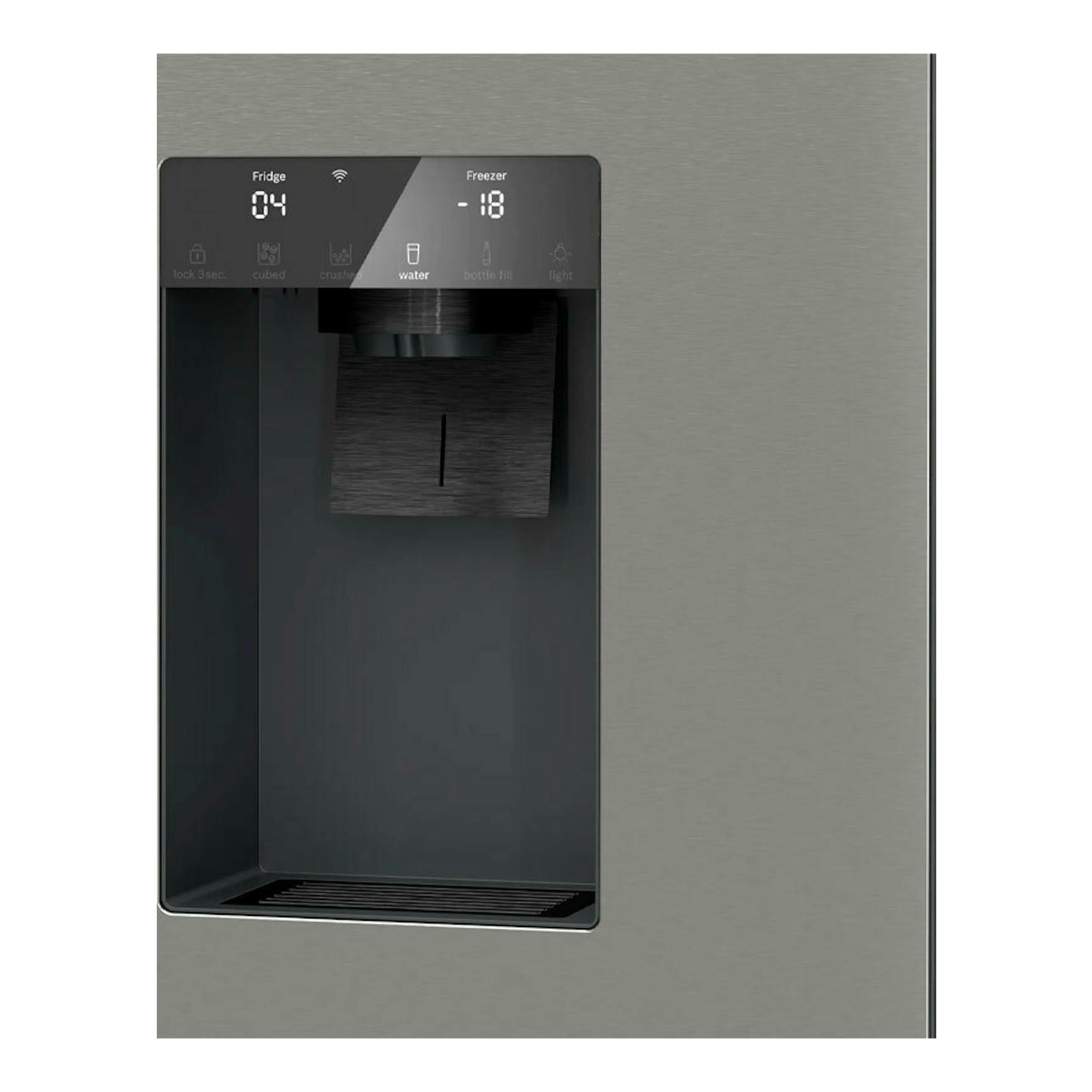 Frigorífico americano Balay 3KME598XI inox, vista frontal del dispensador de agua y hielo con panel digital.
