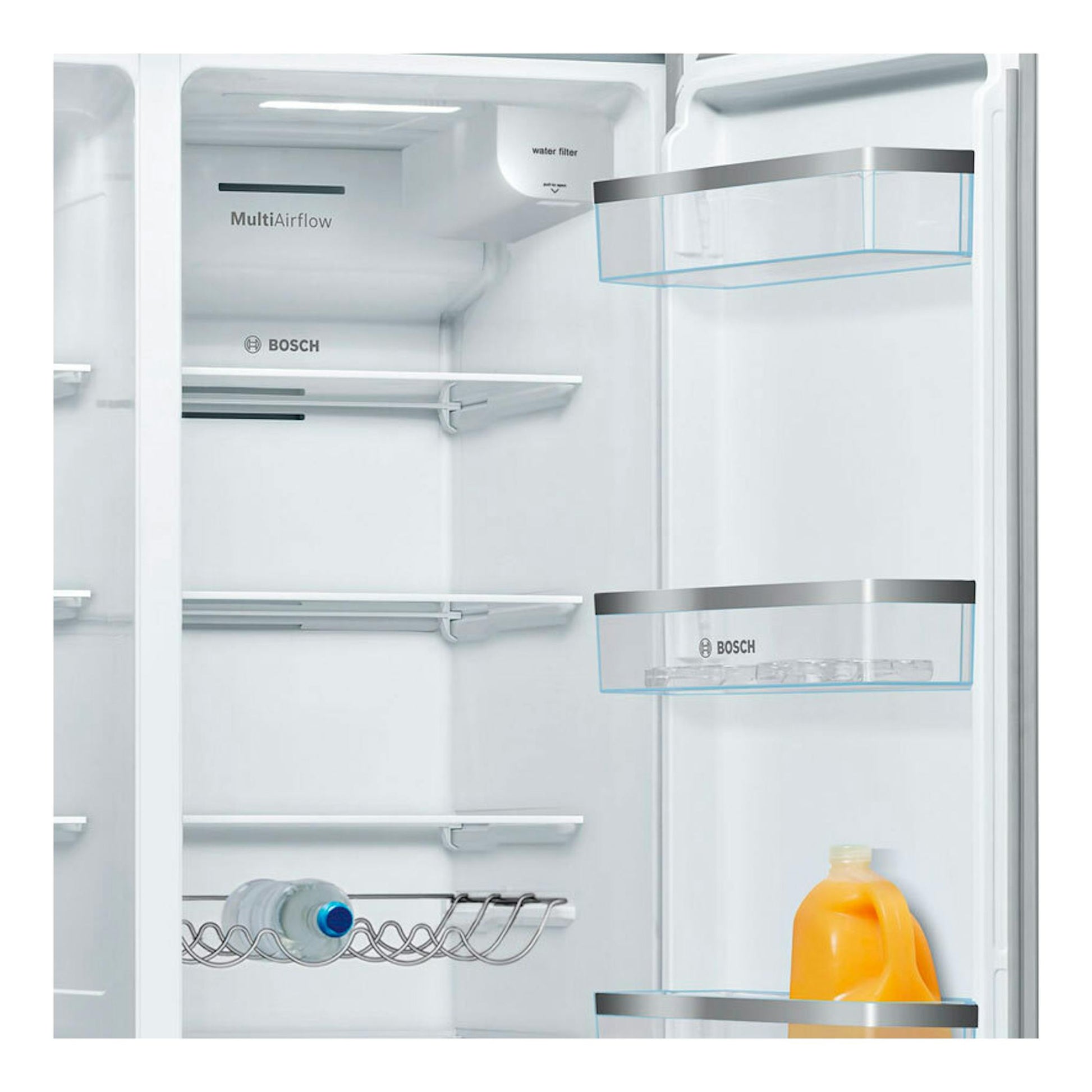 Interior frontal de frigorífico americano Bosch, con estantes blancos, botellero y compartimentos en la puerta.