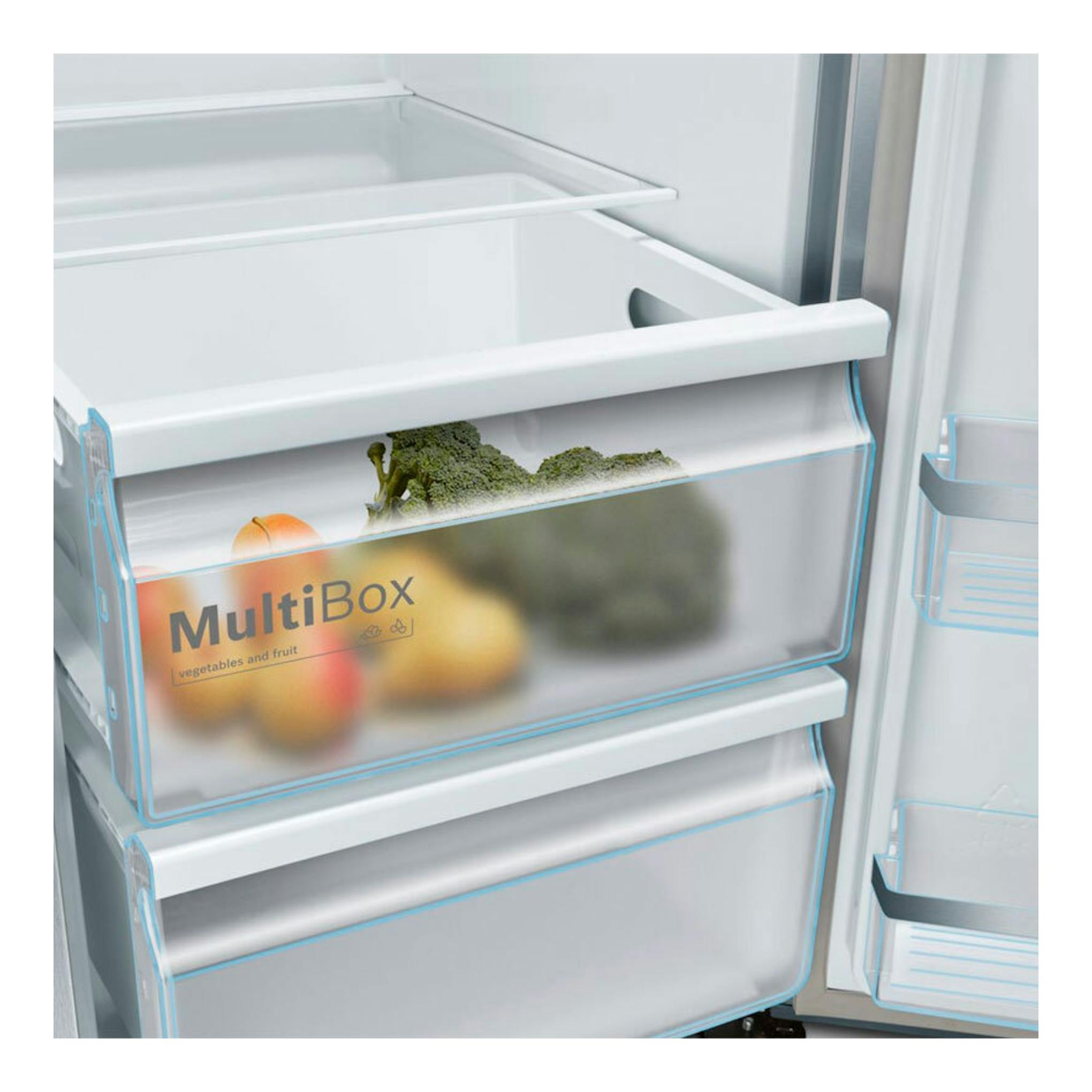 Interior de frigorífico Bosch KAD93AIDP con cajón MultiBox para frutas y verduras, vista frontal.