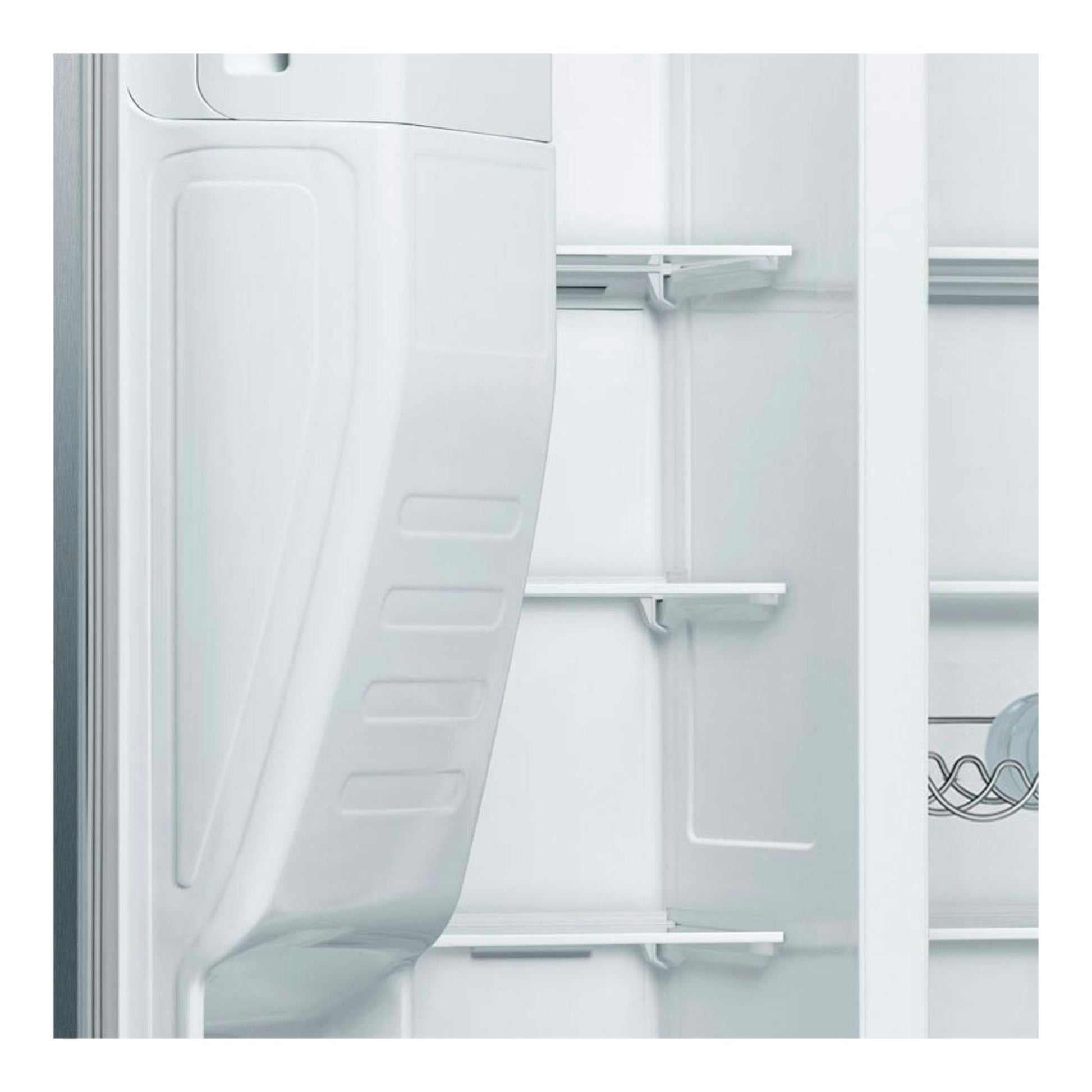 Interior de frigorífico americano Bosch KAD93AIDP, vista frontal, acabado blanco, con baldas y puerta abierta.