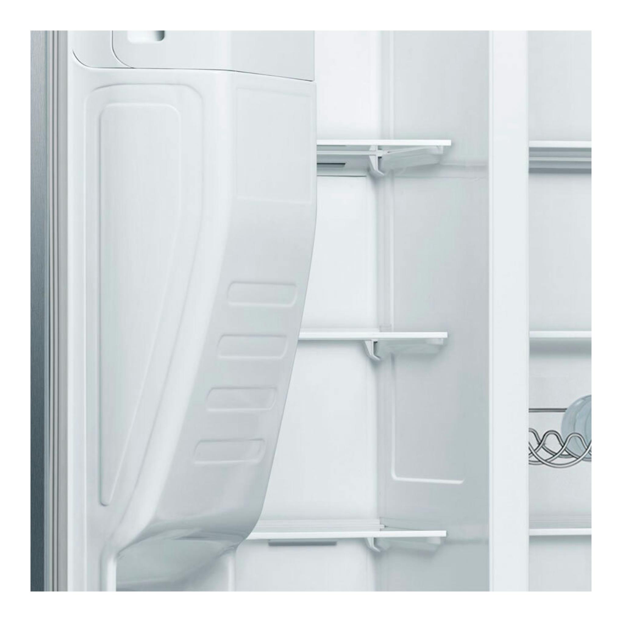 Interior de frigorífico americano Bosch KAD93AIDP, vista frontal, acabado blanco, con baldas y puerta abierta.