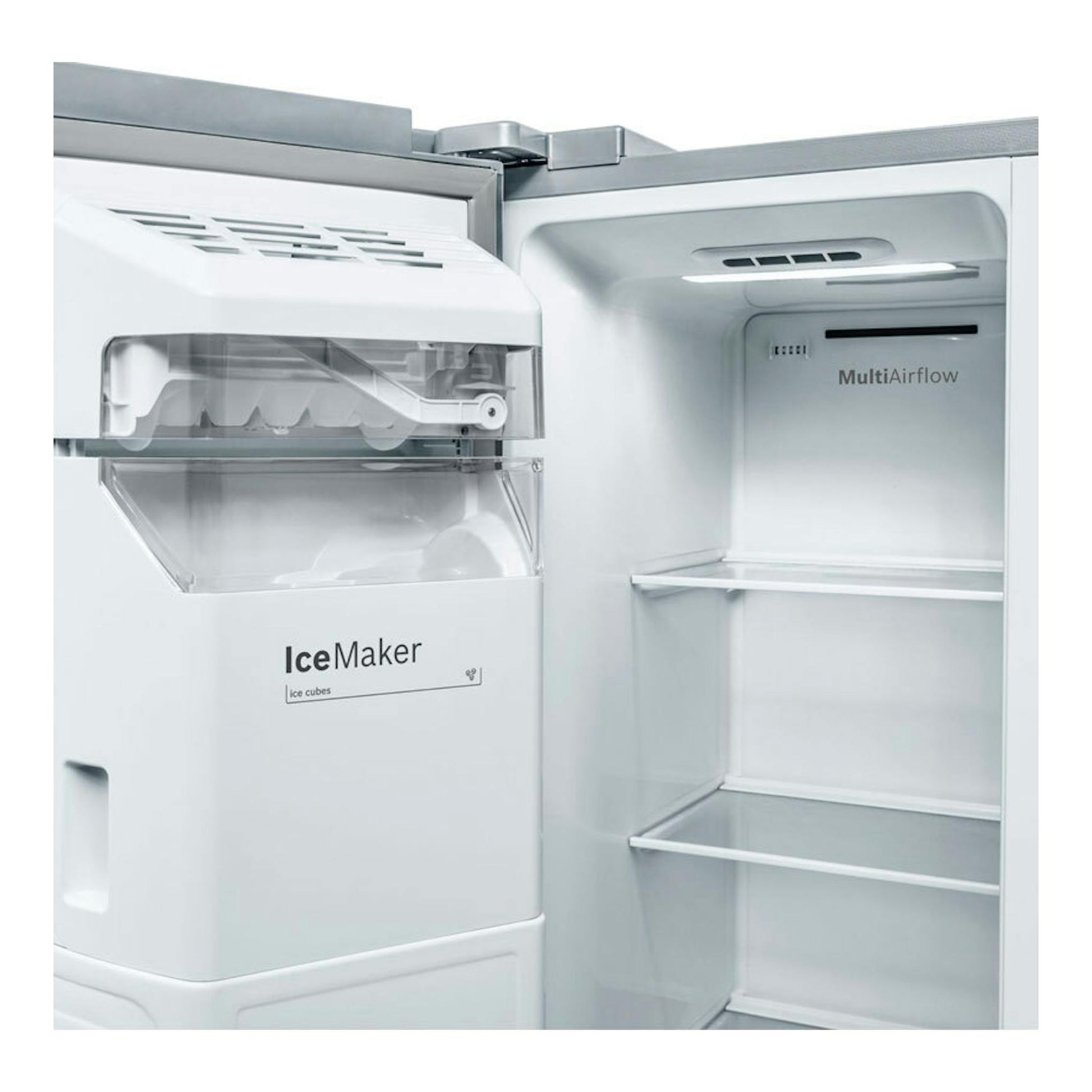 Interior de frigorífico americano Bosch KAD93AIDP inox, vista frontal de compartimentos con IceMaker y MultiAirflow.