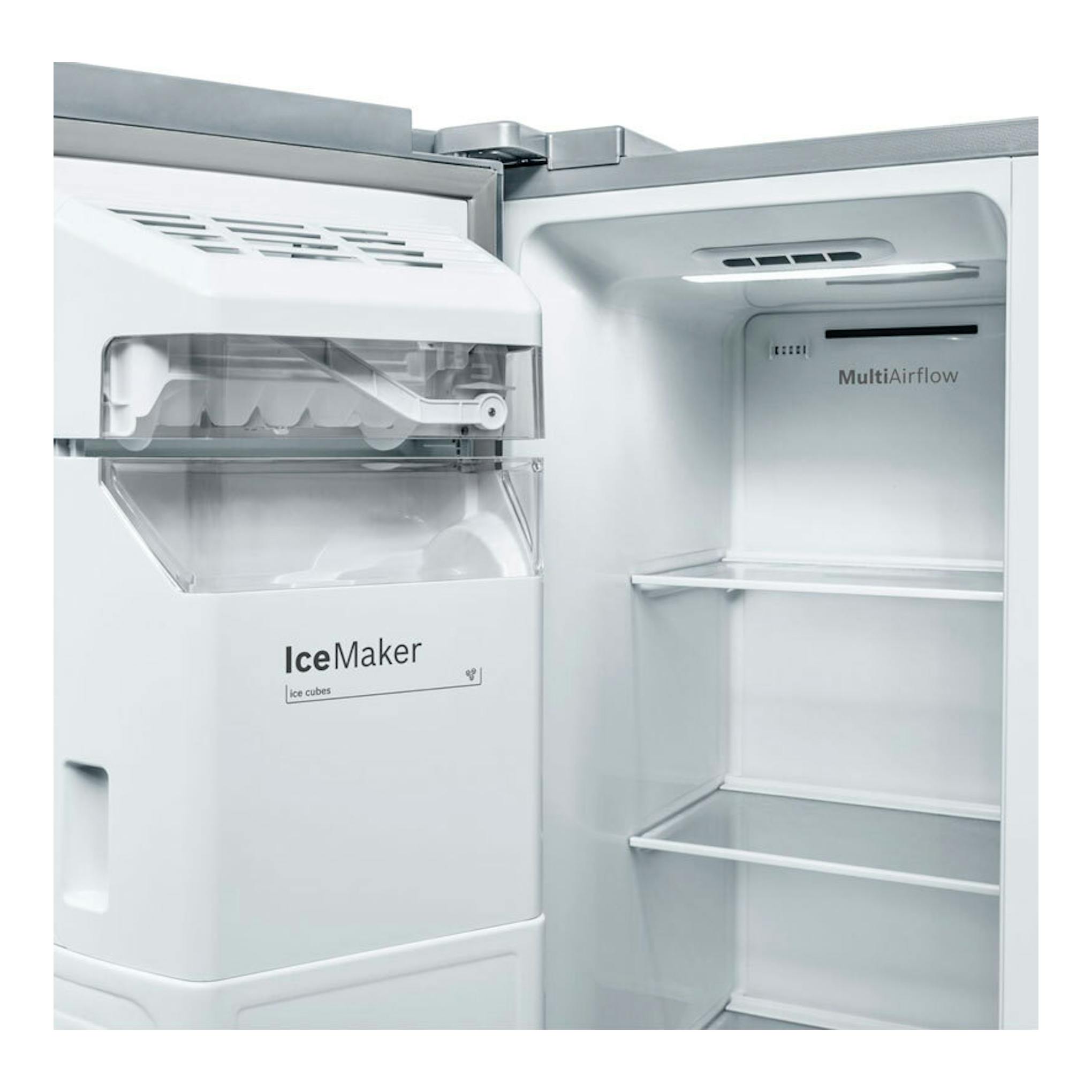 Interior de frigorífico americano Bosch KAD93AIDP inox, vista frontal de compartimentos con IceMaker y MultiAirflow.