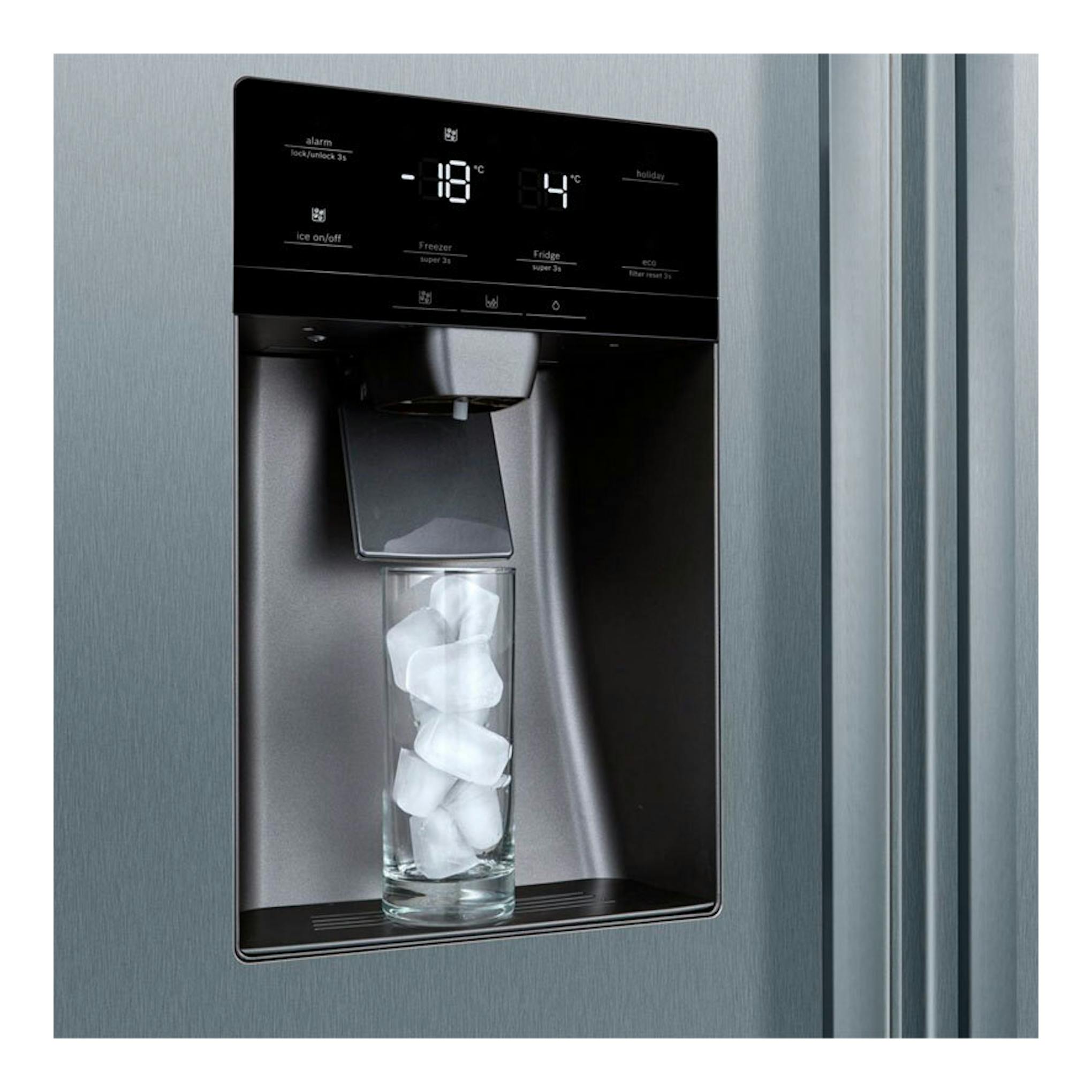 Frigorífico americano Bosch KAD93AIDP inox, vista frontal, con dispensador de hielo y vaso con cubitos.