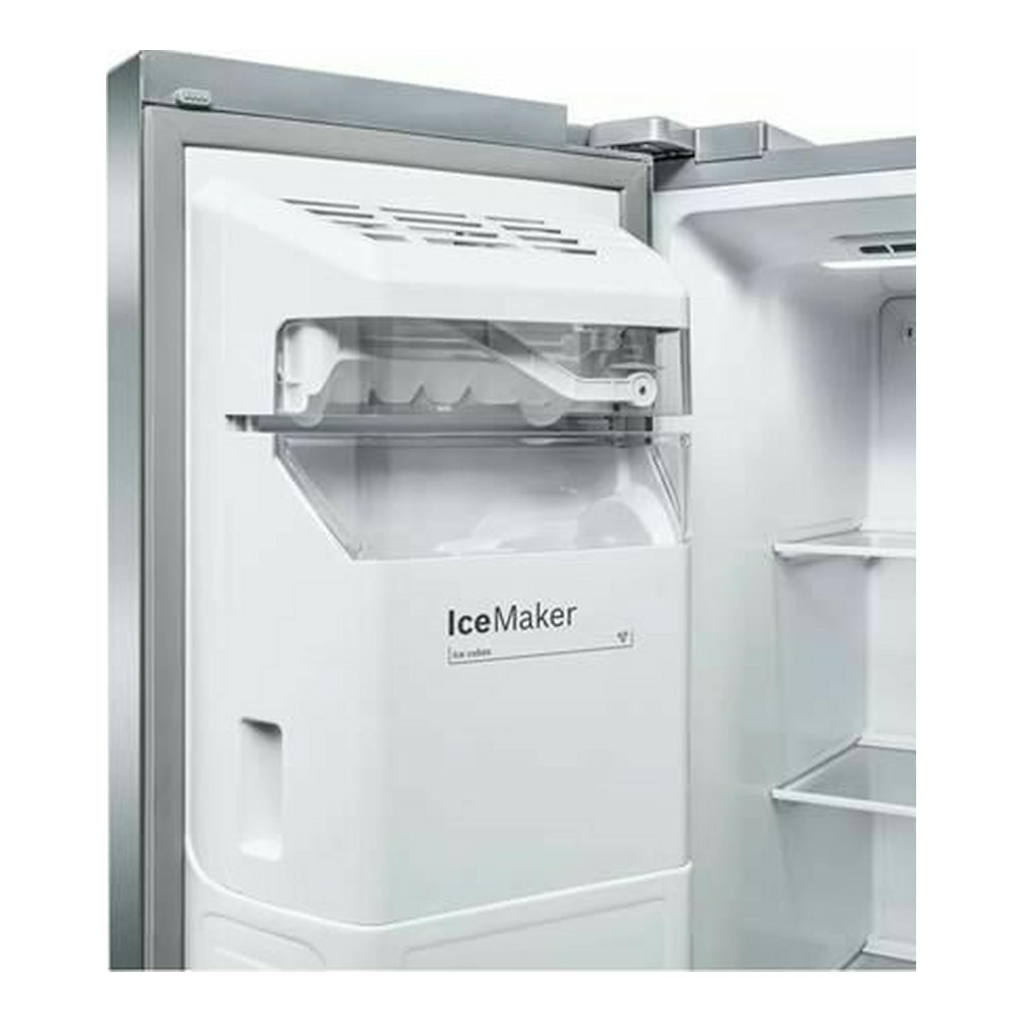 Frigorífico americano Bosch KAD93AIEP inox, puerta abierta con IceMaker y baldas interiores visibles.