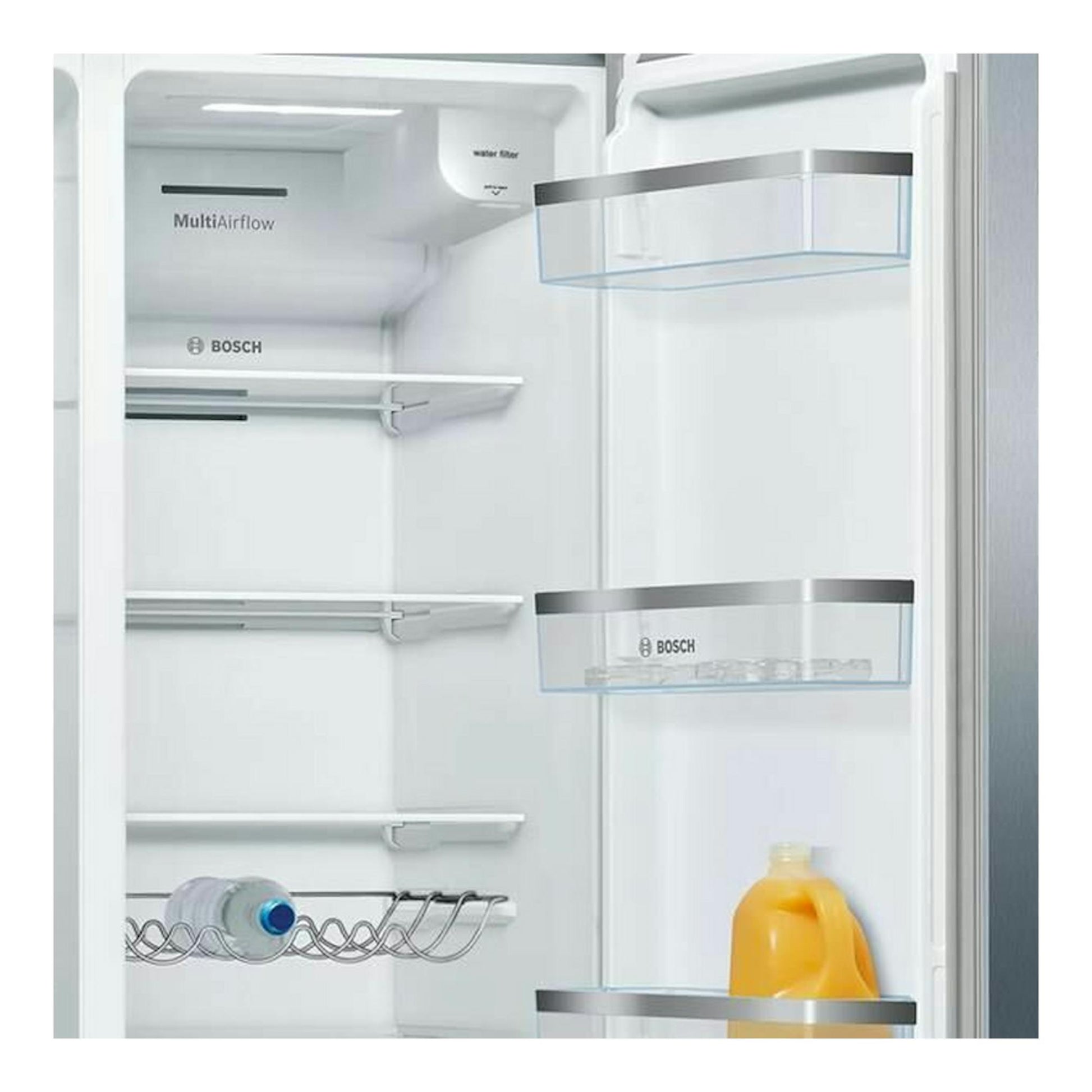 Interior de frigorífico americano Bosch KAD93AIEP inox, vista frontal abierta con baldas y compartimentos en la puerta.