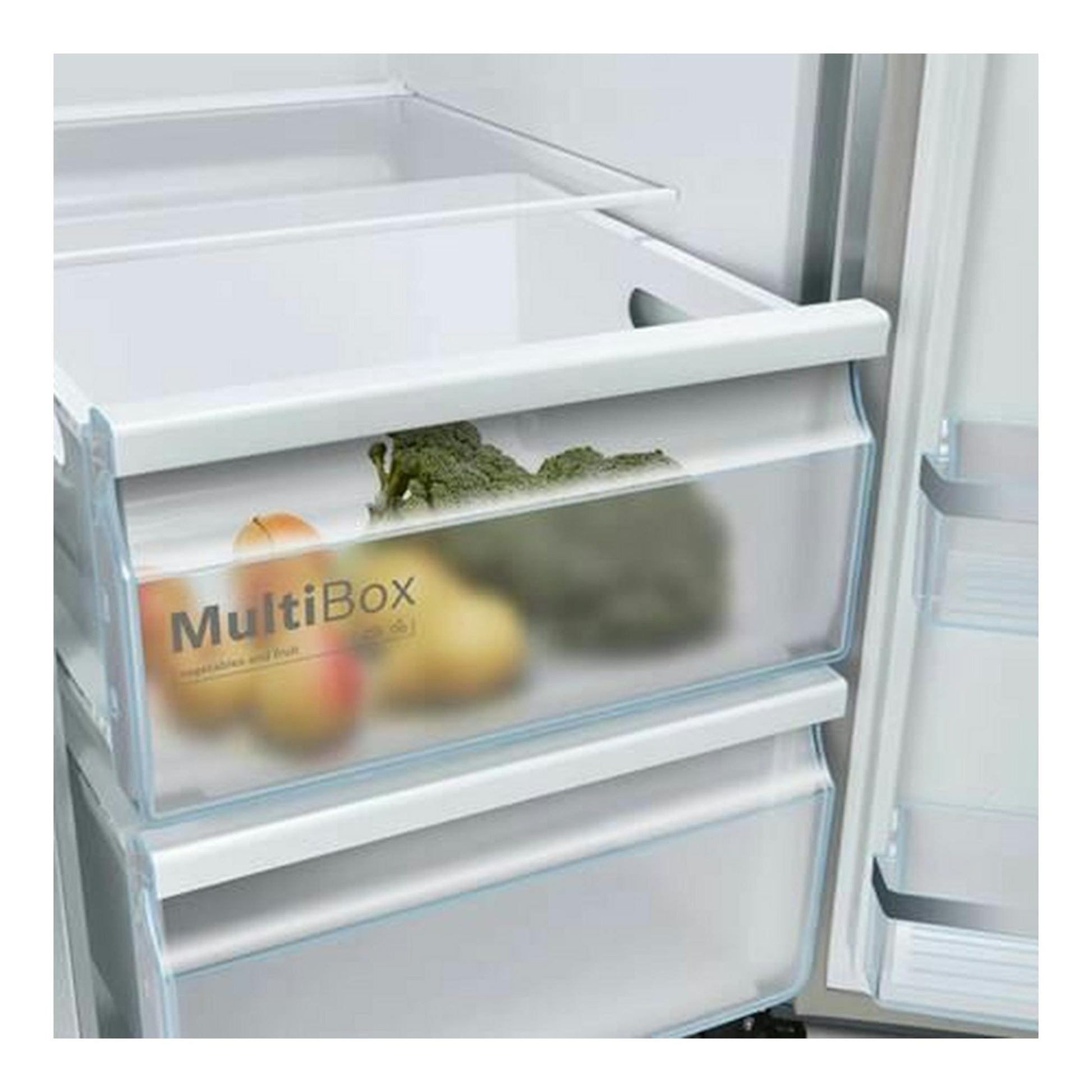 Vista frontal del interior de un frigorífico Bosch KAD93AIEP Inox, cajón MultiBox transparente con verduras y fruta.