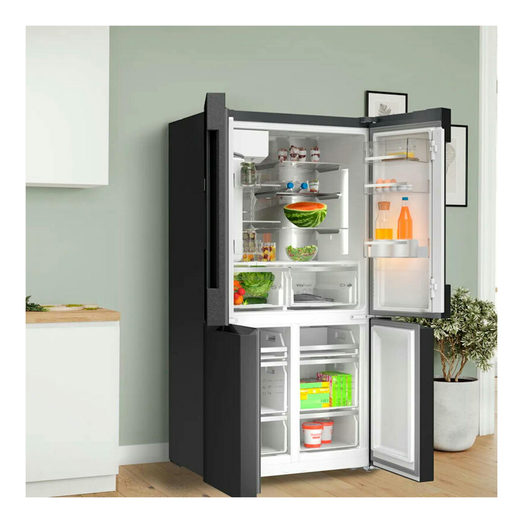 Frigorífico americano Bosch KFI96AXEA en acero negro cepillado, vista frontal con puertas abiertas.