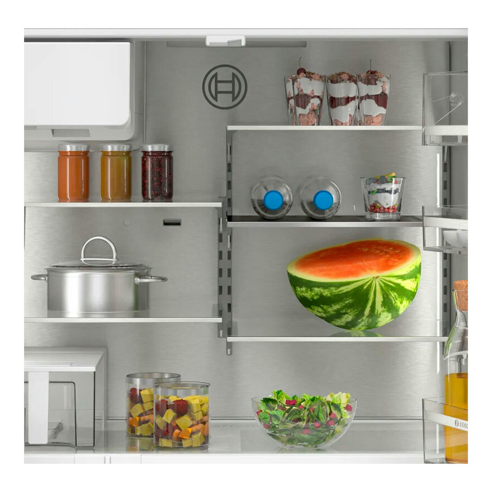 Interior de frigorífico Bosch KFI96AXEA, vista frontal, con estantes metálicos y alimentos.