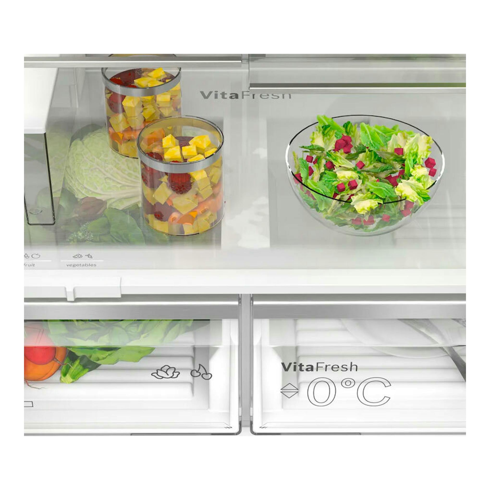 Frigorífico americano Bosch KFI96AXEA, vista frontal del interior con cajones VitaFresh y compartimentos.