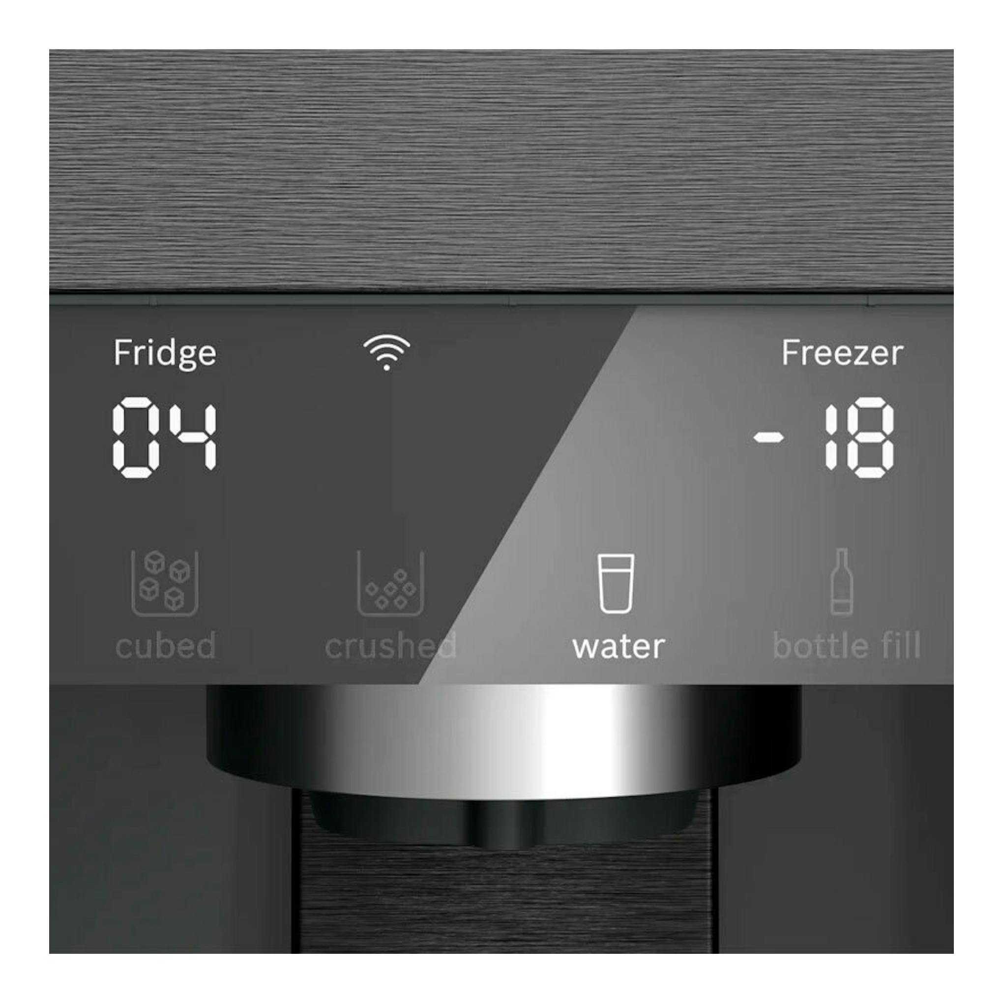 Bosch KFI96AXEA, primer plano del panel del dispensador de un frigorífico negro con pantalla y símbolos de hielo y agua.