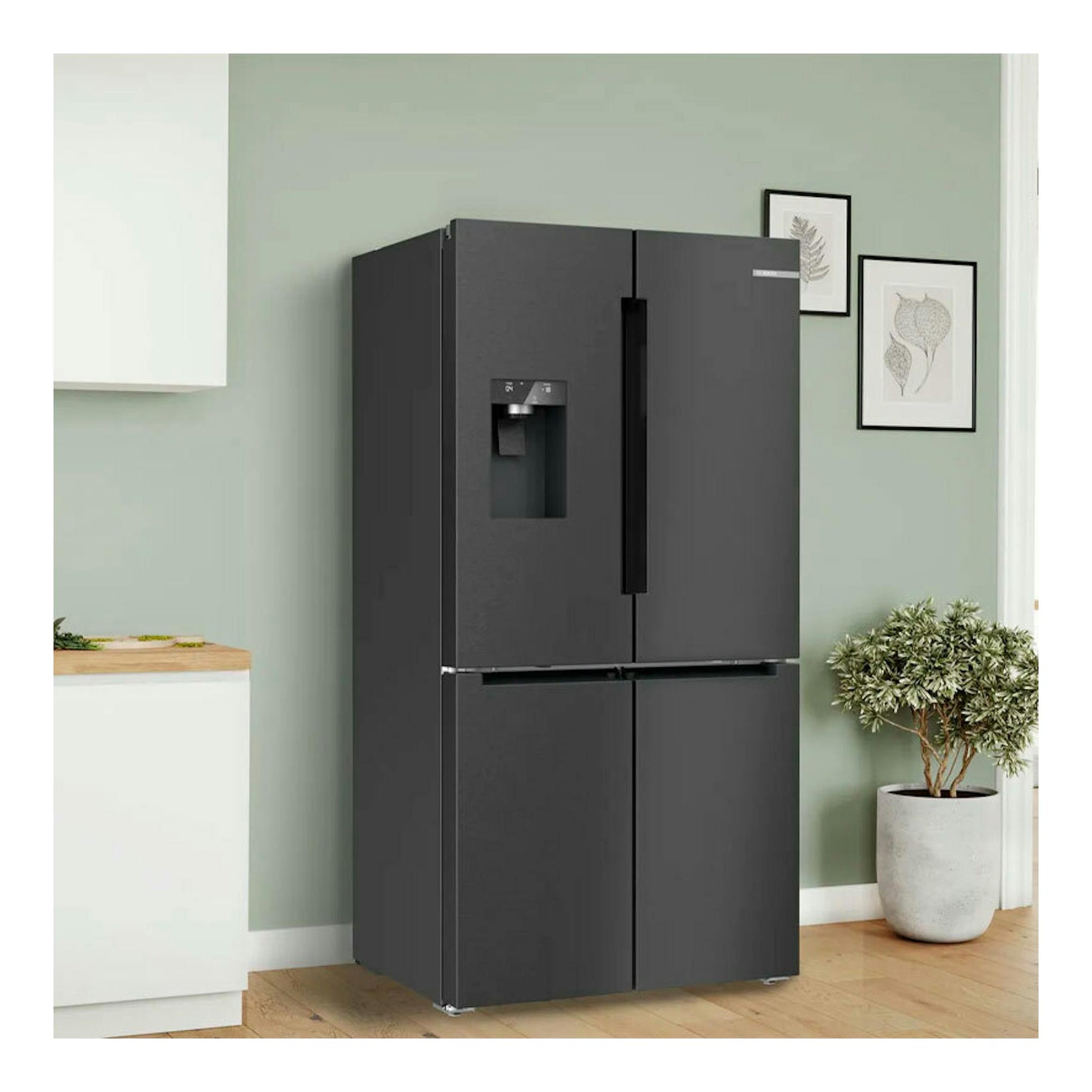Frigorífico americano Bosch KFI96AXEA en acero negro cepillado, vista frontal, con dispensador de agua.