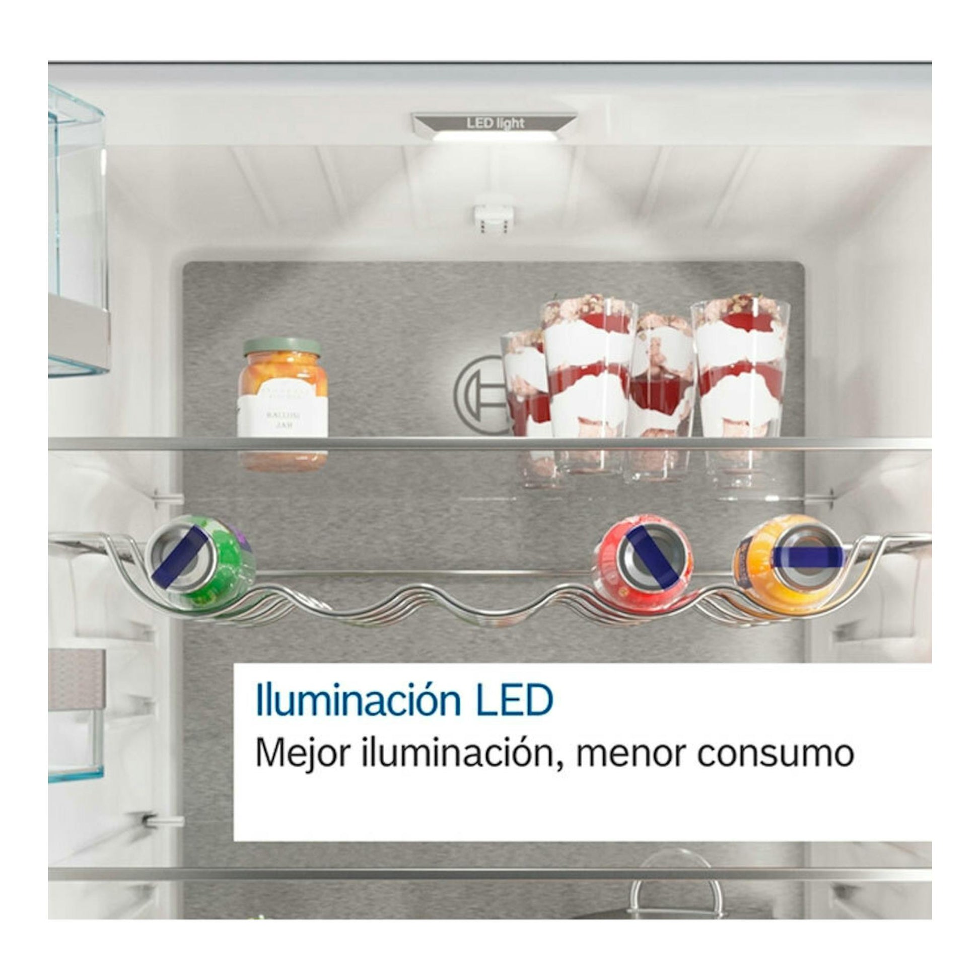 Interior de frigorífico Bosch KFN96APEA Inox, vista frontal con estantes, vasos y latas, iluminación LED.