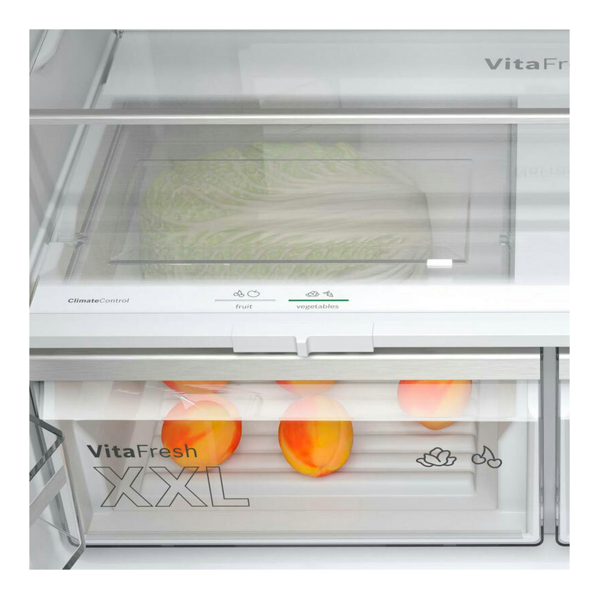 Interior frontal de frigorífico Bosch KFN96APEA Inox, cajones VitaFresh XXL transparentes con fruta y verduras.
