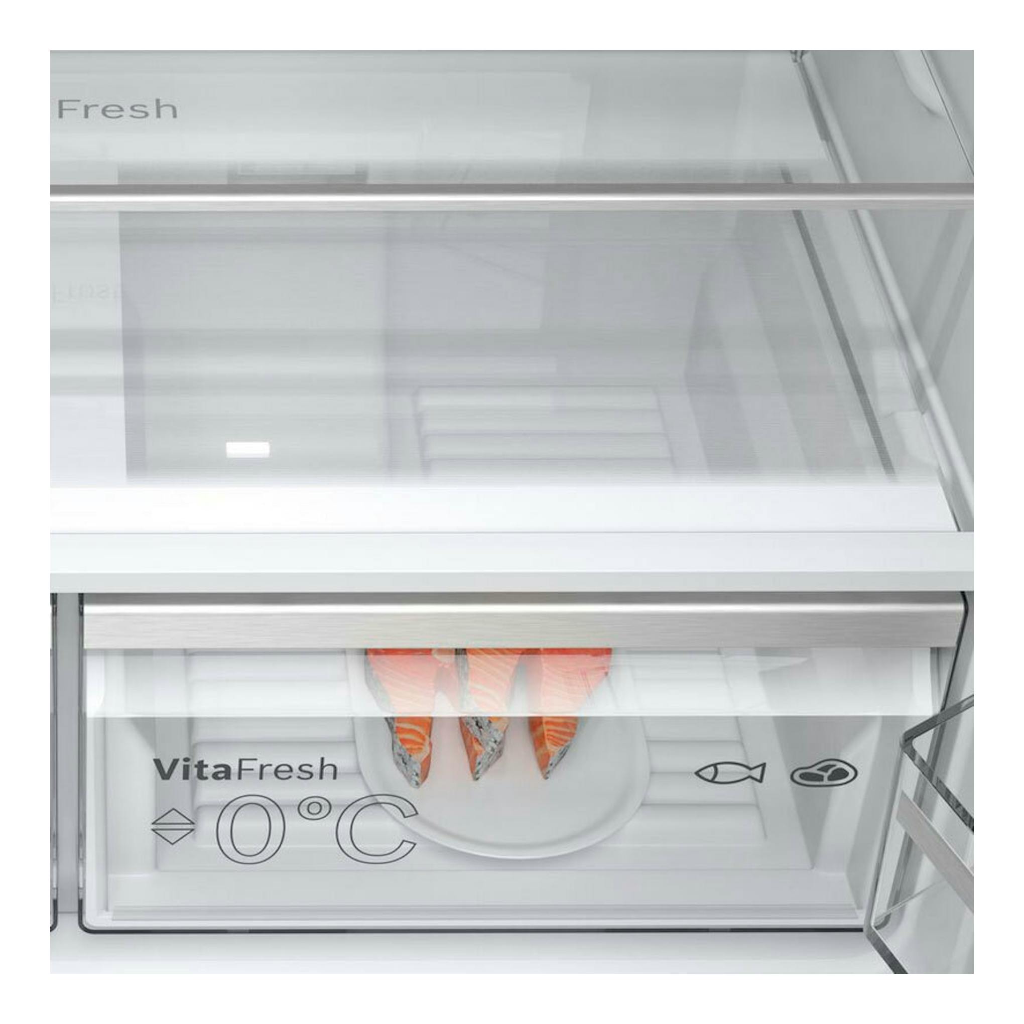 Vista interior de cajón VitaFresh 0 °C de Bosch KFN96APEA inox con filetes de salmón.