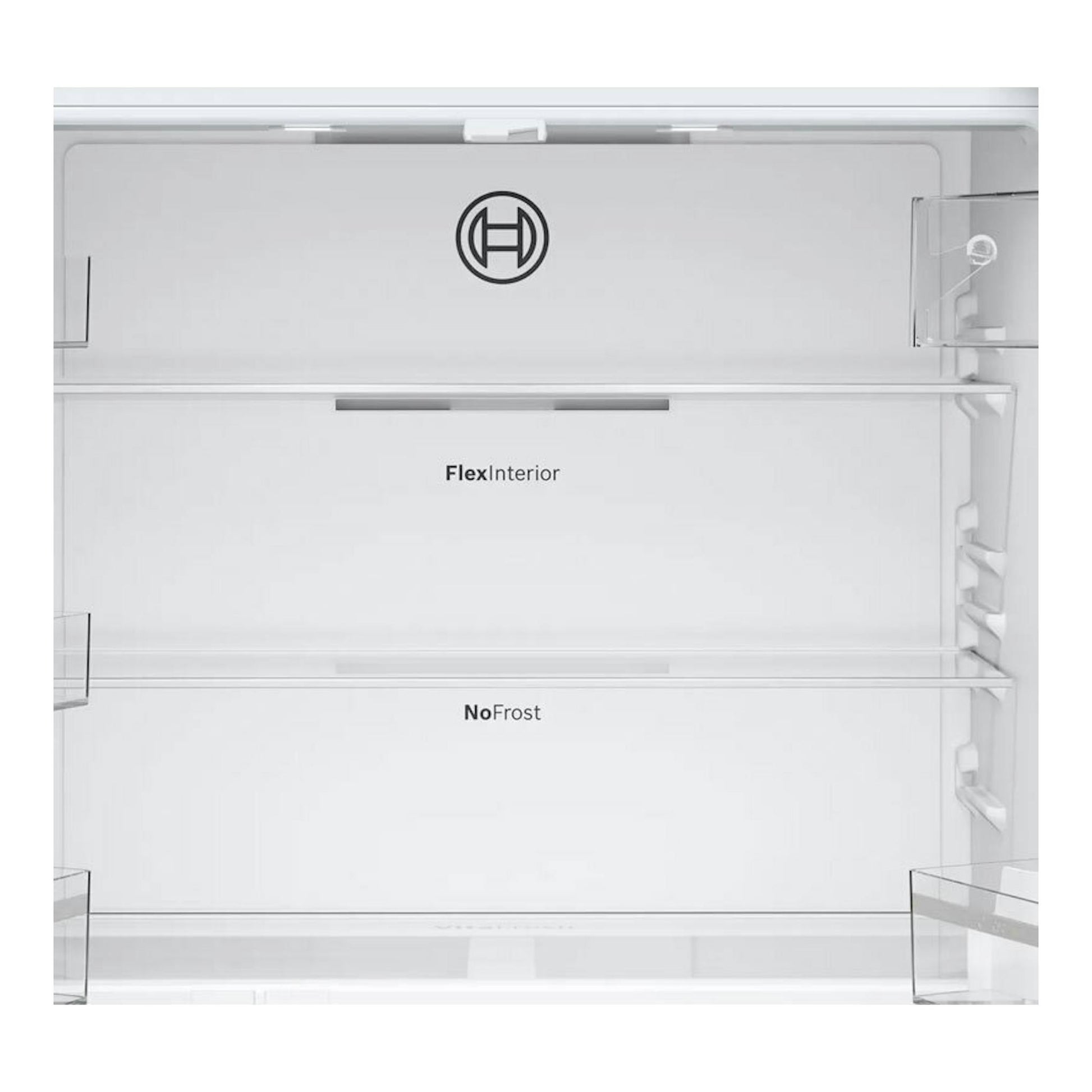 Interior de frigorífico Bosch KFN96VPEA Inox, vista frontal de estantes blancos con FlexInterior y NoFrost.