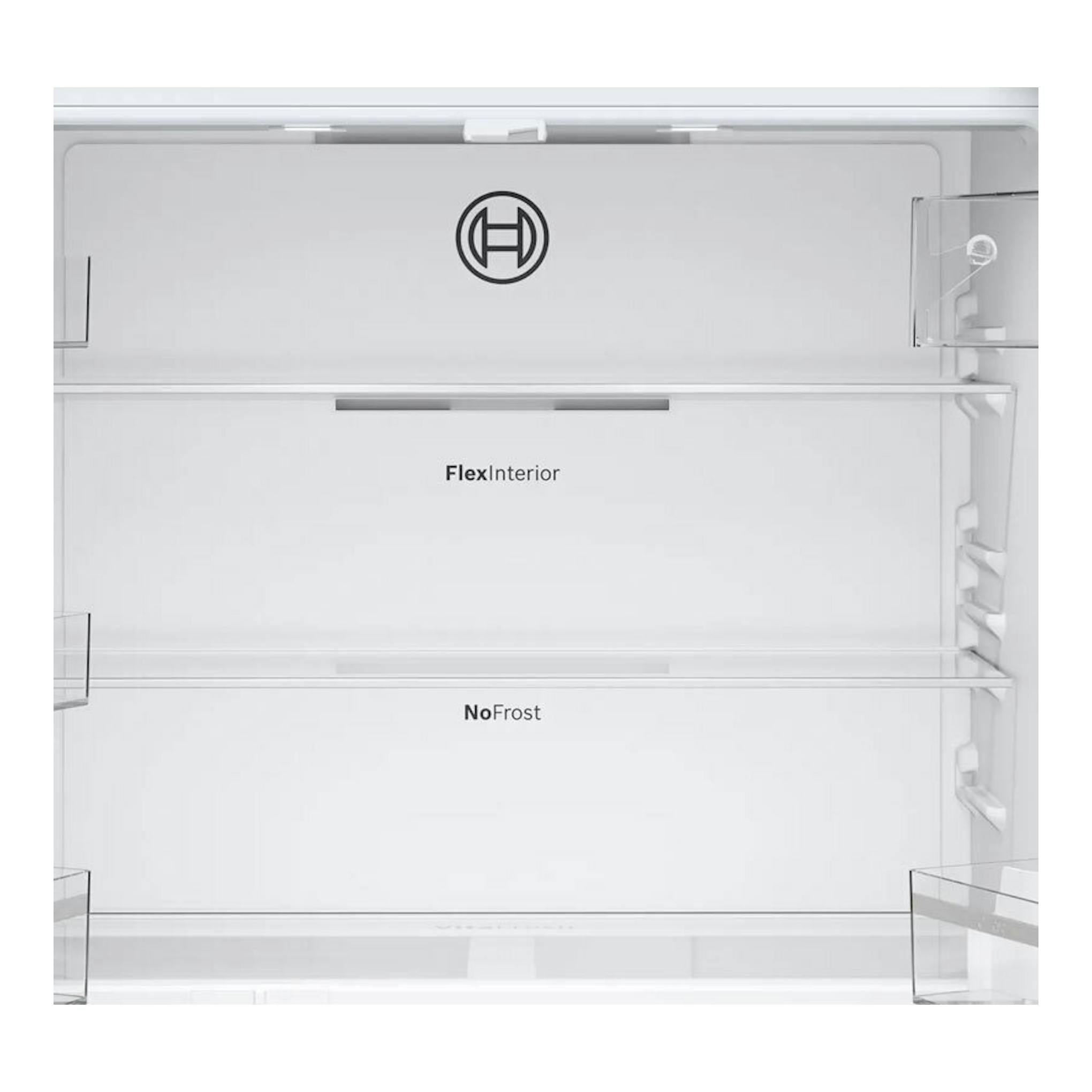 Interior de frigorífico Bosch KFN96VPEA Inox, vista frontal de estantes blancos con FlexInterior y NoFrost.