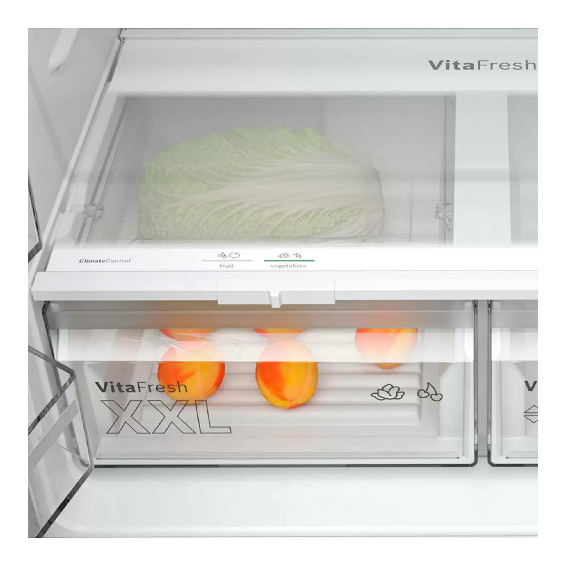 Interior del frigorífico Bosch KFN96VPEA Inox, con cajones VitaFresh XXL y verduras en vista frontal.