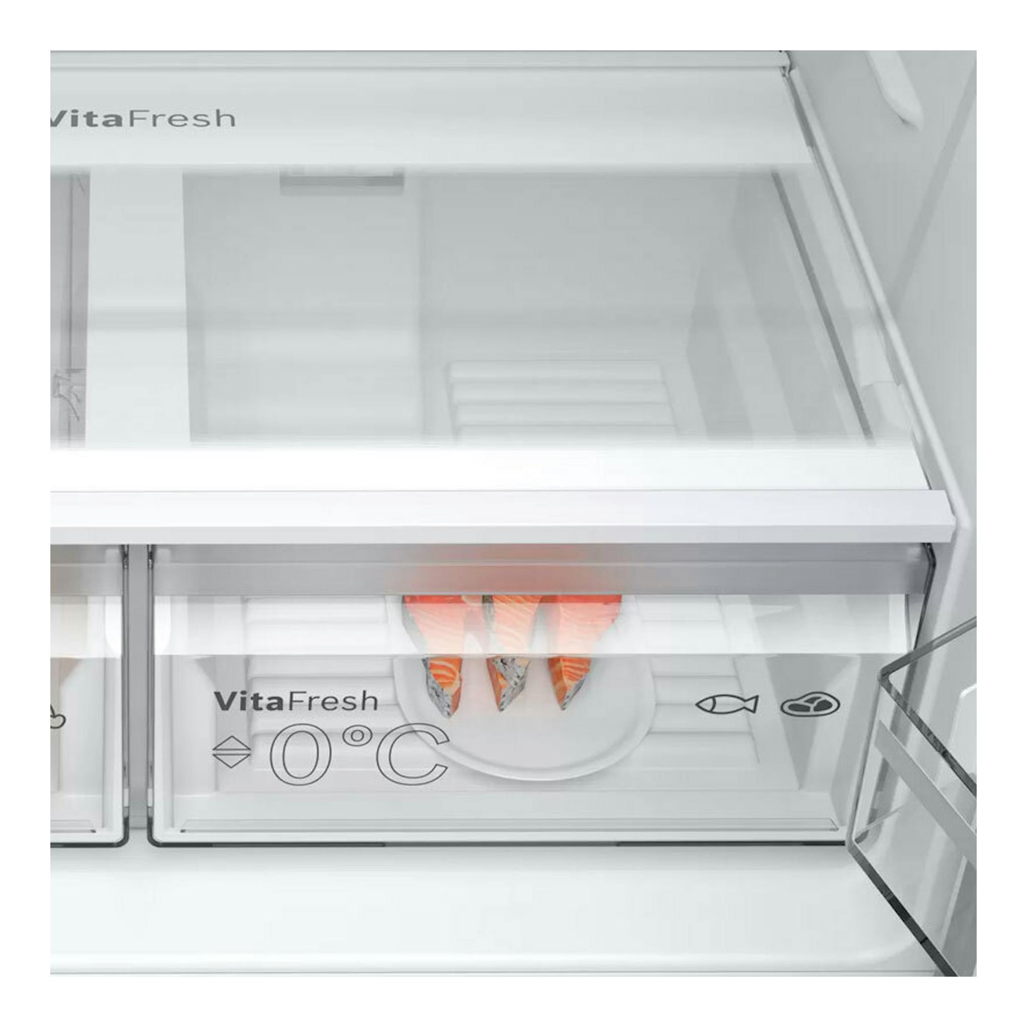 Cajón interior de frigorífico Bosch KFN96VPEA Inox, VitaFresh 0 °C, con pescado sobre bandeja.
