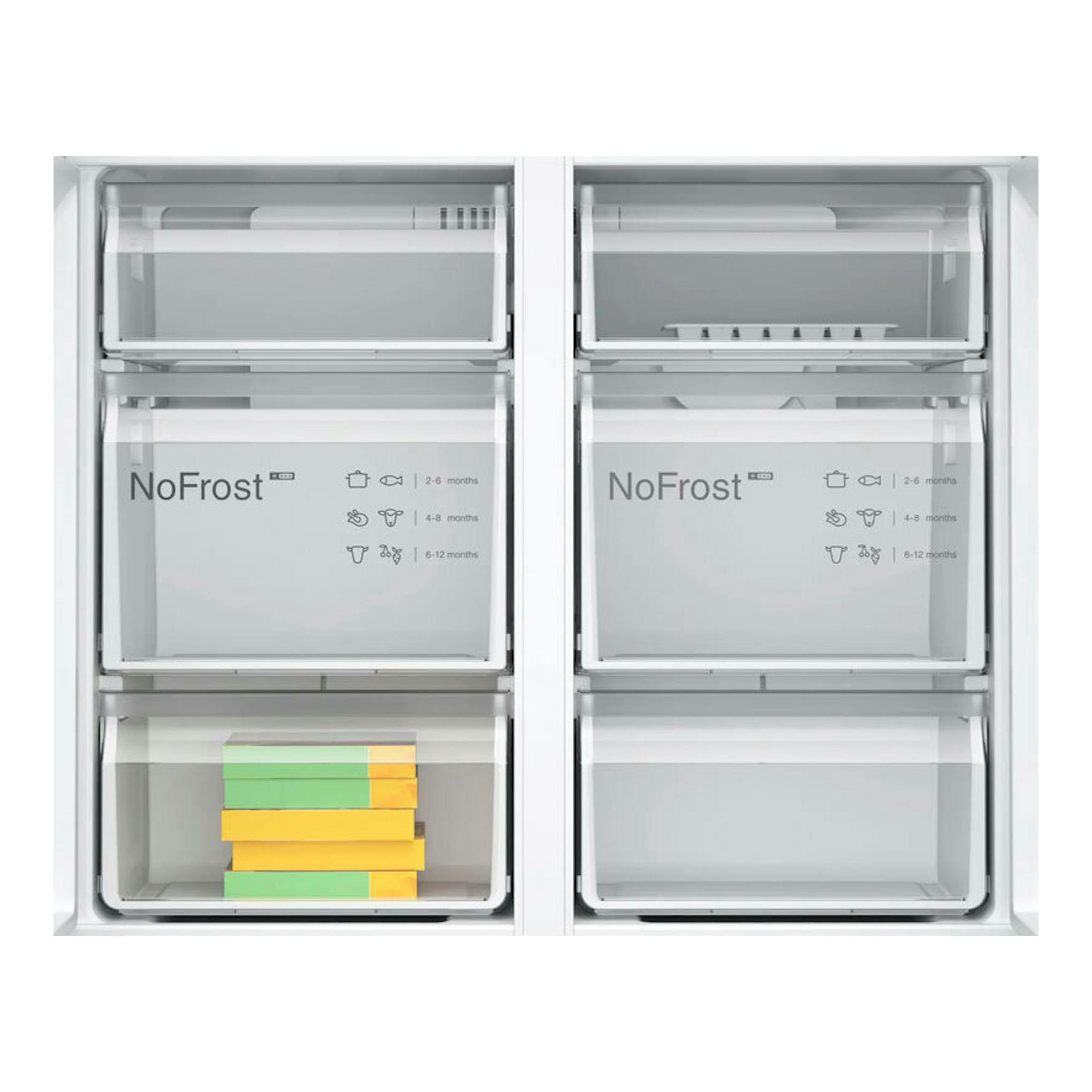 Interior de frigorífico americano Bosch KFN96VPEA Inox con cajones NoFrost y compartimentos transparentes.