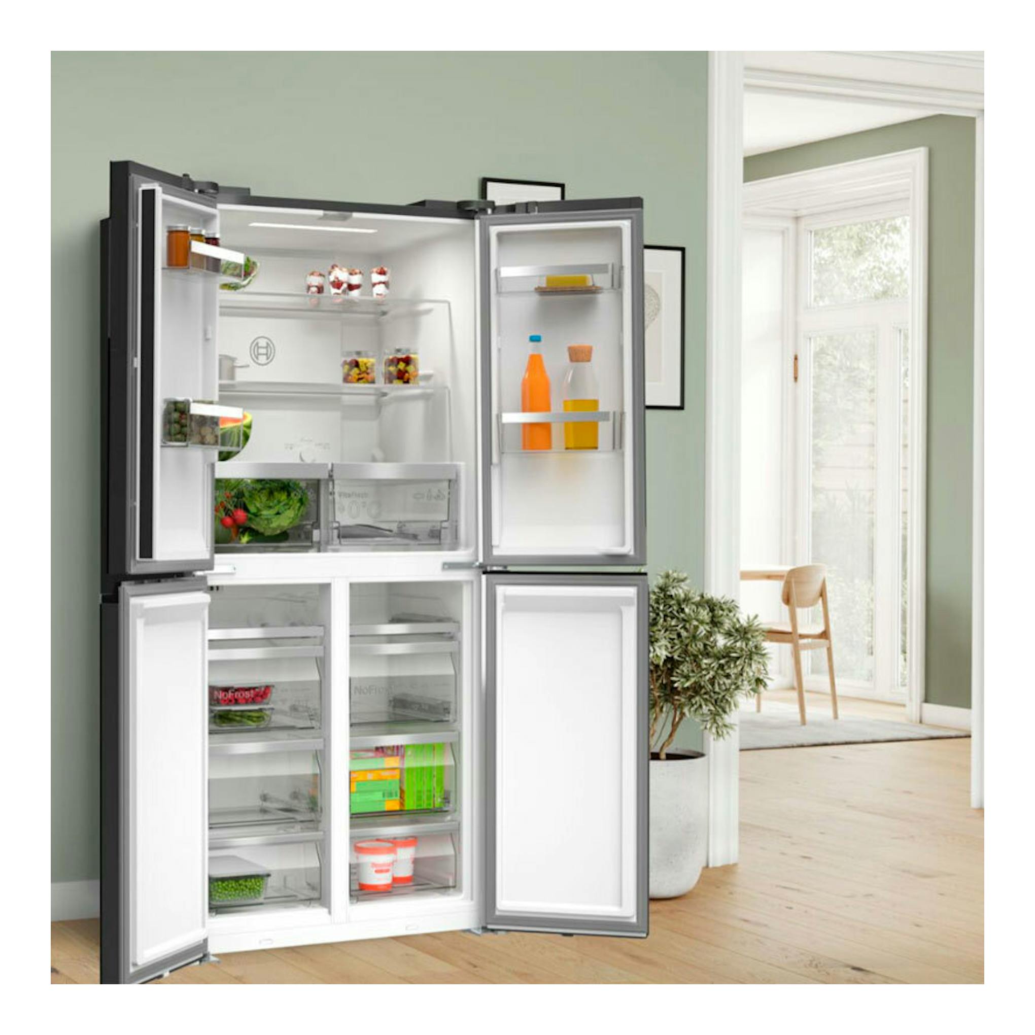 Frigorífico americano Bosch KMC85LBEA negro, en vista frontal con las puertas abiertas y el interior visible.