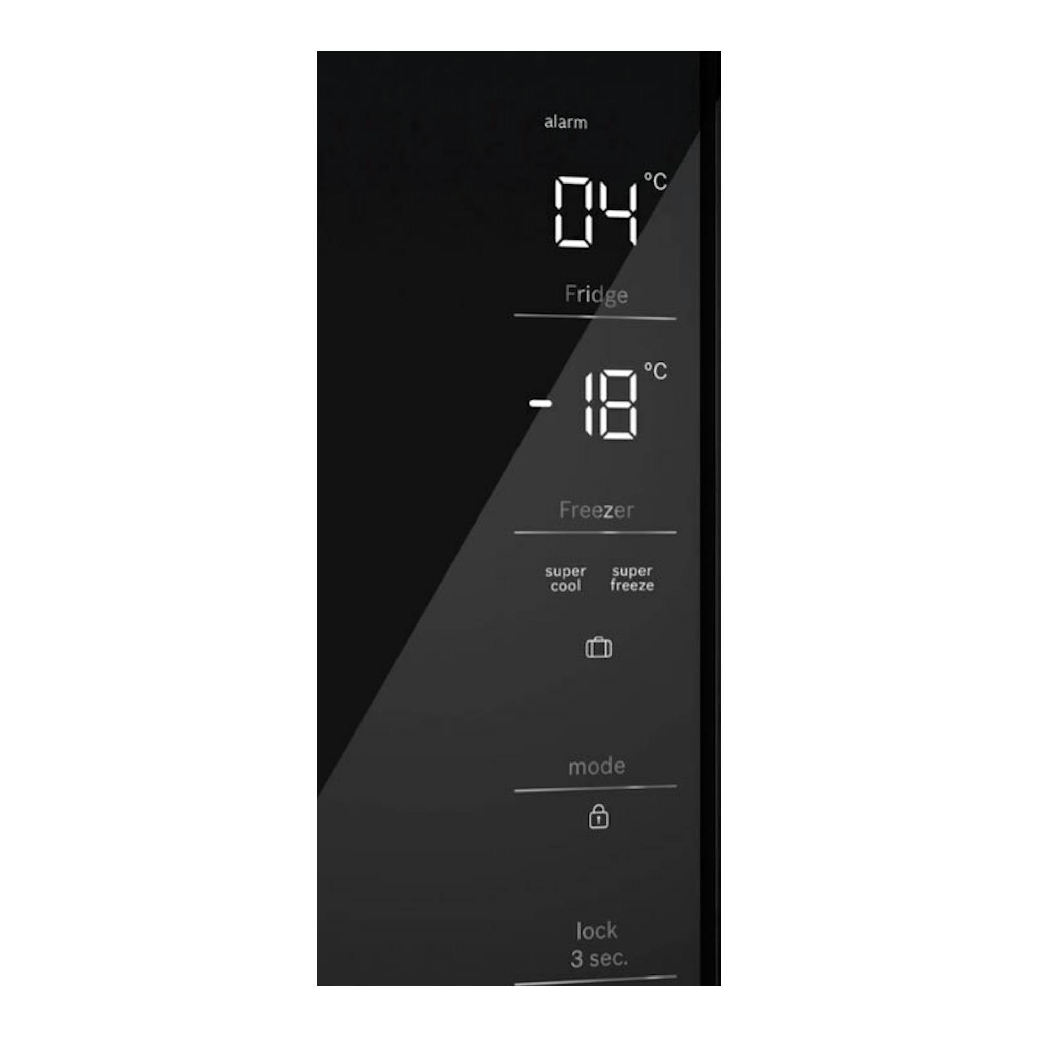 Primer plano del panel táctil negro de un frigorífico americano Bosch KMC85LBEA, con 4°C y -18°C.