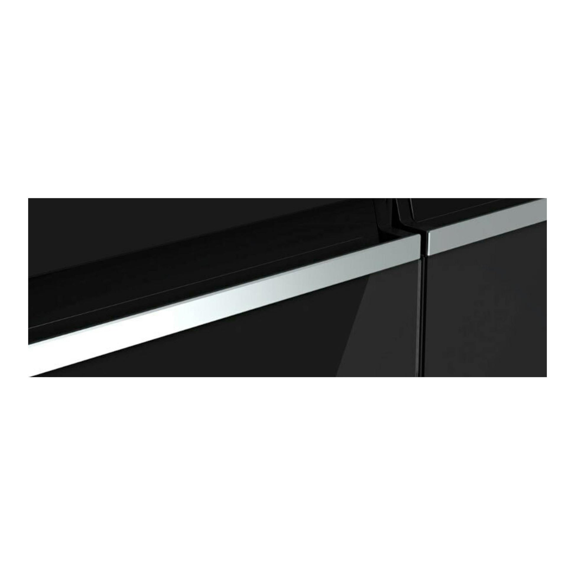 Frigorífico americano Bosch KMC85LBEA negro, vista frontal en primer plano de las puertas y tiradores plateados.