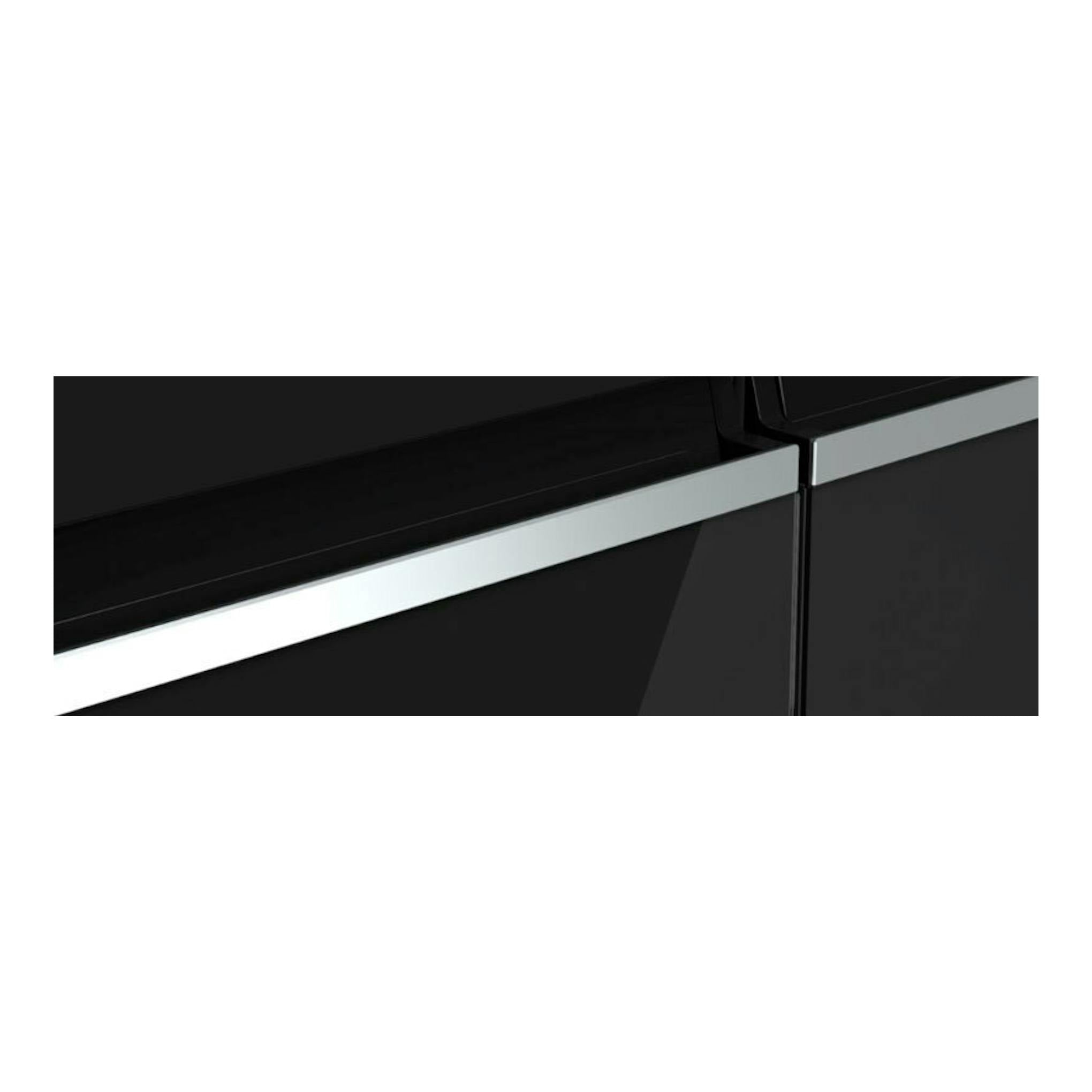 Frigorífico americano Bosch KMC85LBEA negro, vista frontal en primer plano de las puertas y tiradores plateados.