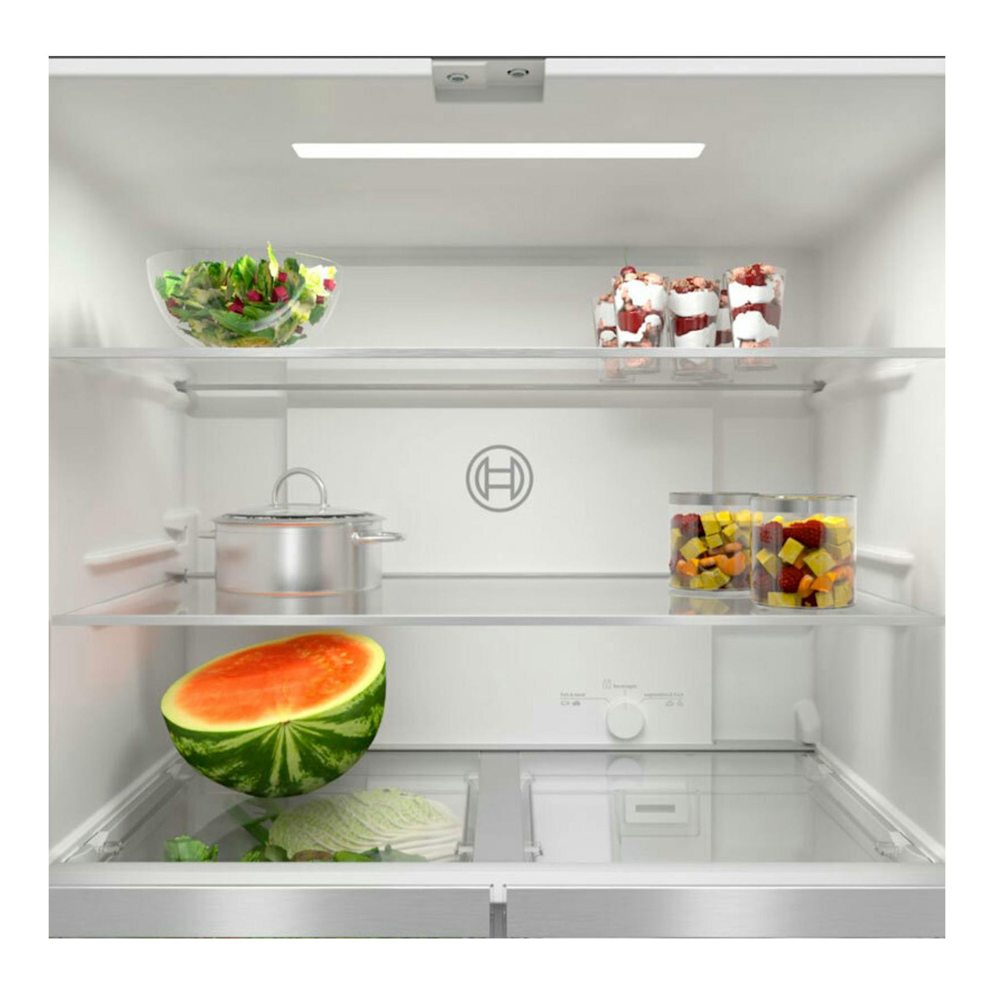 Interior frontal de frigorífico Bosch, con estantes de vidrio y alimentos sobre fondo blanco.