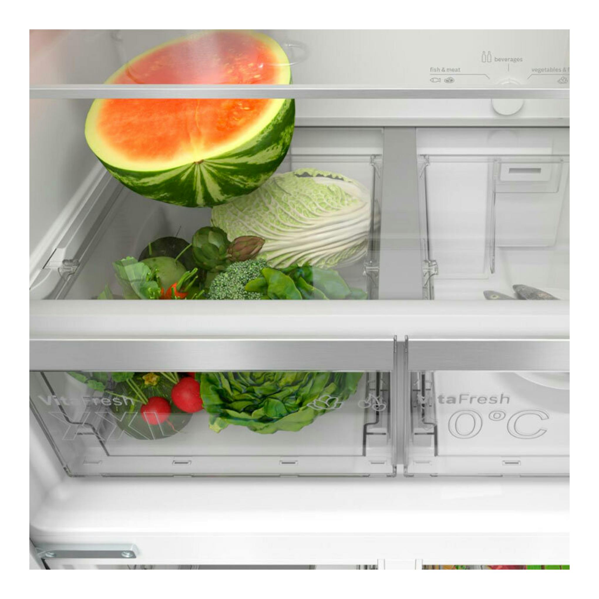 Vista frontal del interior de frigorífico americano Bosch KMC85LBEA negro, con cajones transparentes y verduras.