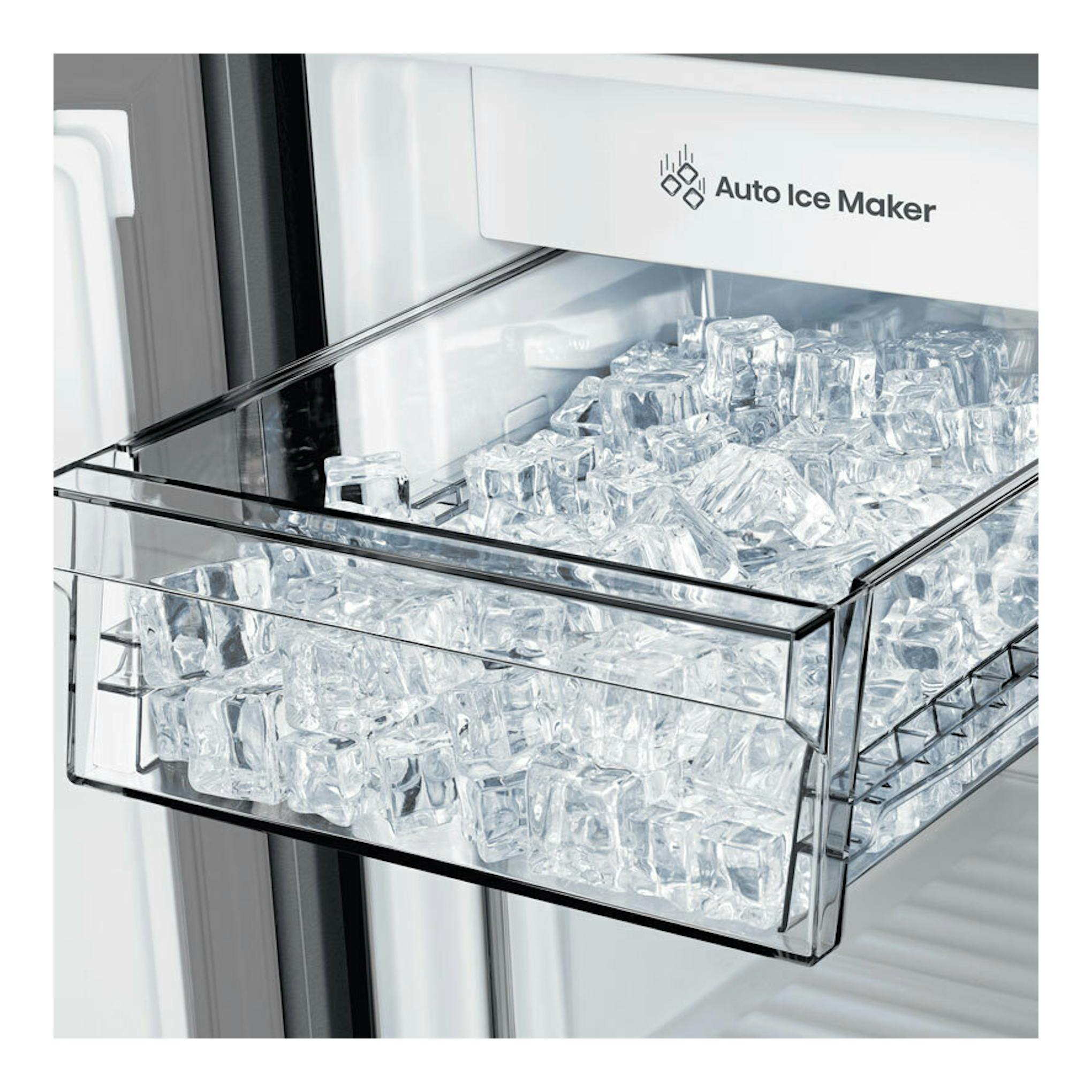 Frigorífico americano Hisense RQ5P470SYID, vista cercana del cajón automático de hielo con cubitos transparentes.