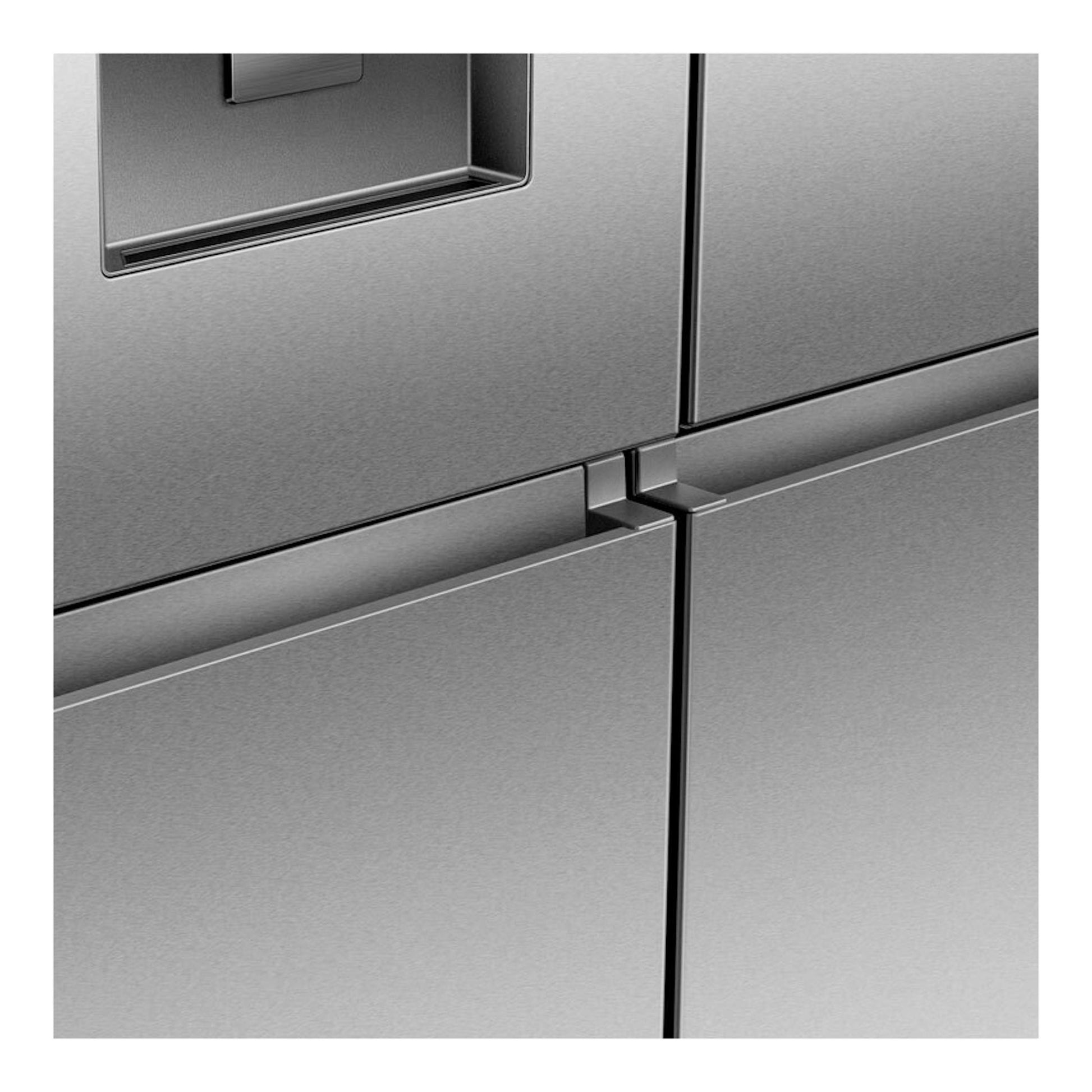 Frigorífico americano Hisense RQ5P470SYID inox, primer plano de puertas de acero inoxidable y tiradores integrados.