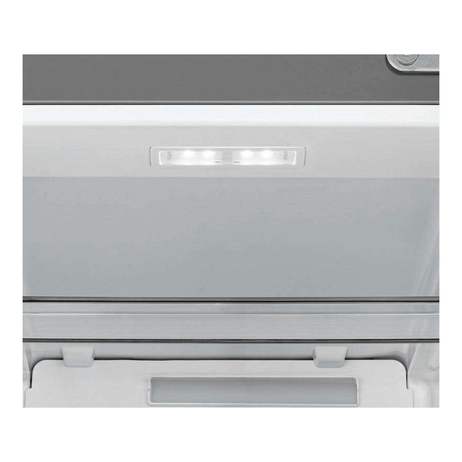 Detalle interior de frigorífico Hisense RQ5P470SYID inox, con cajón y luz LED, vista frontal.