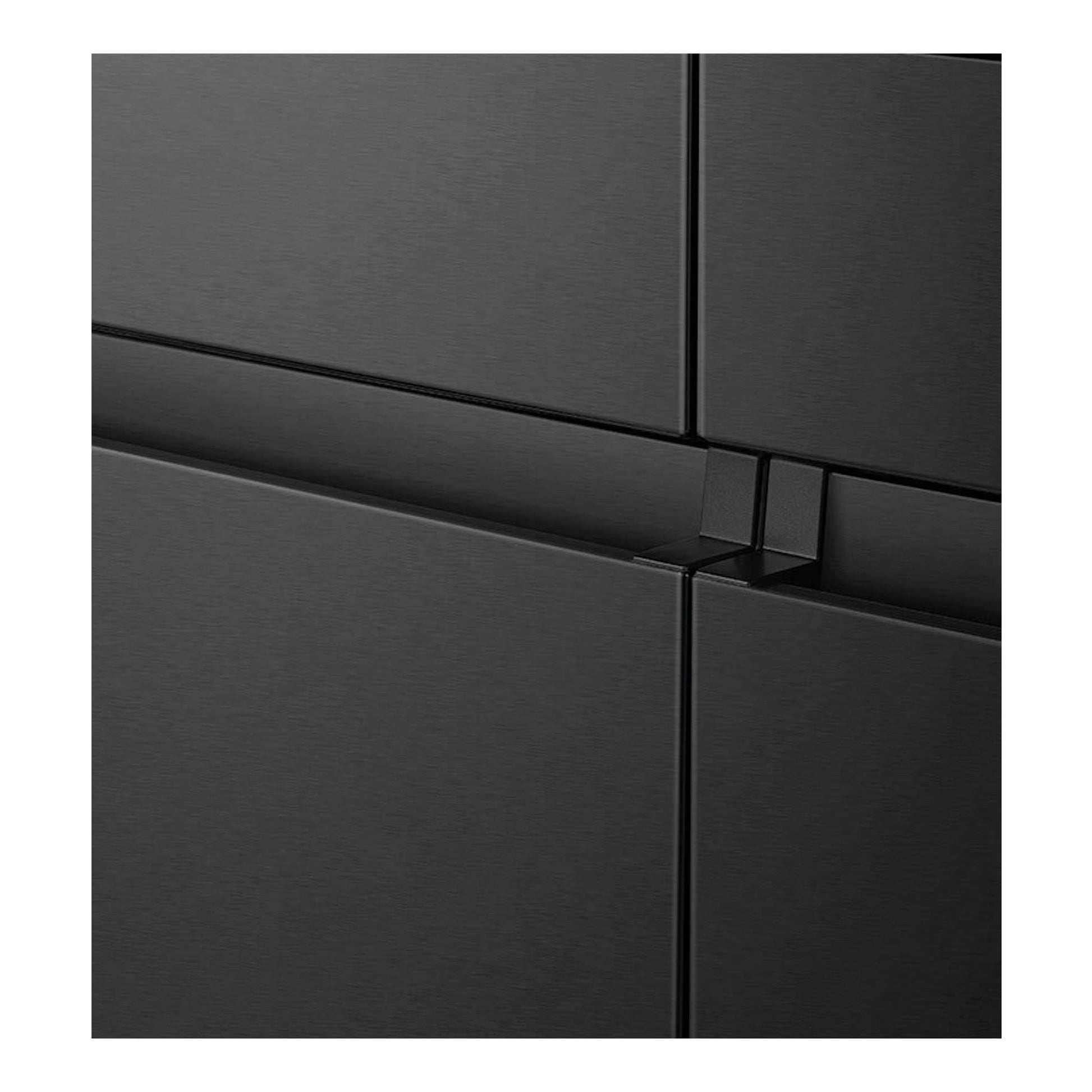 Primer plano de las puertas negras de un frigorífico americano Hisense RQ760N4IFE, vista frontal.
