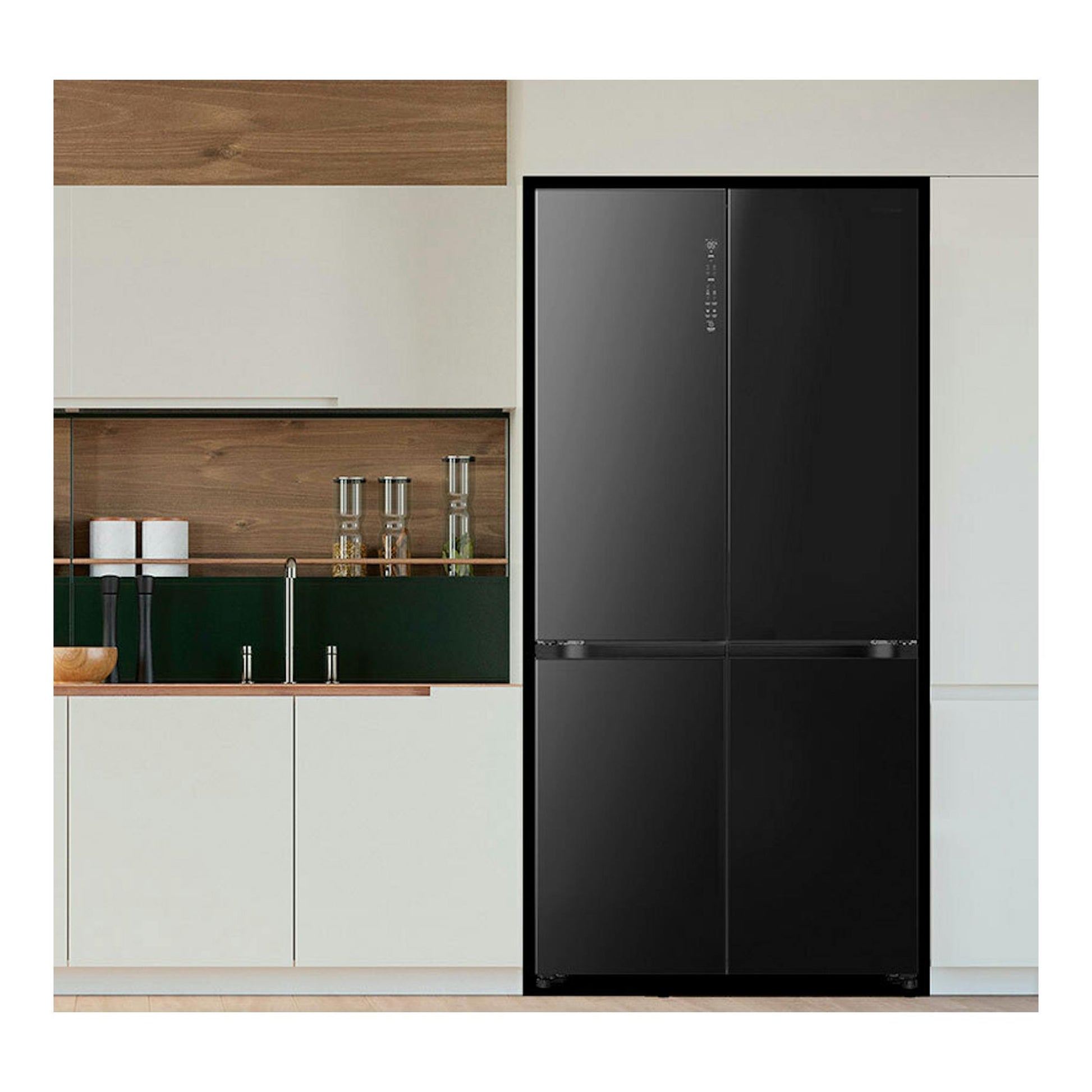 Frigorífico americano Hisense RQ768N4GBE en cristal negro, vista frontal, integrado en cocina.
