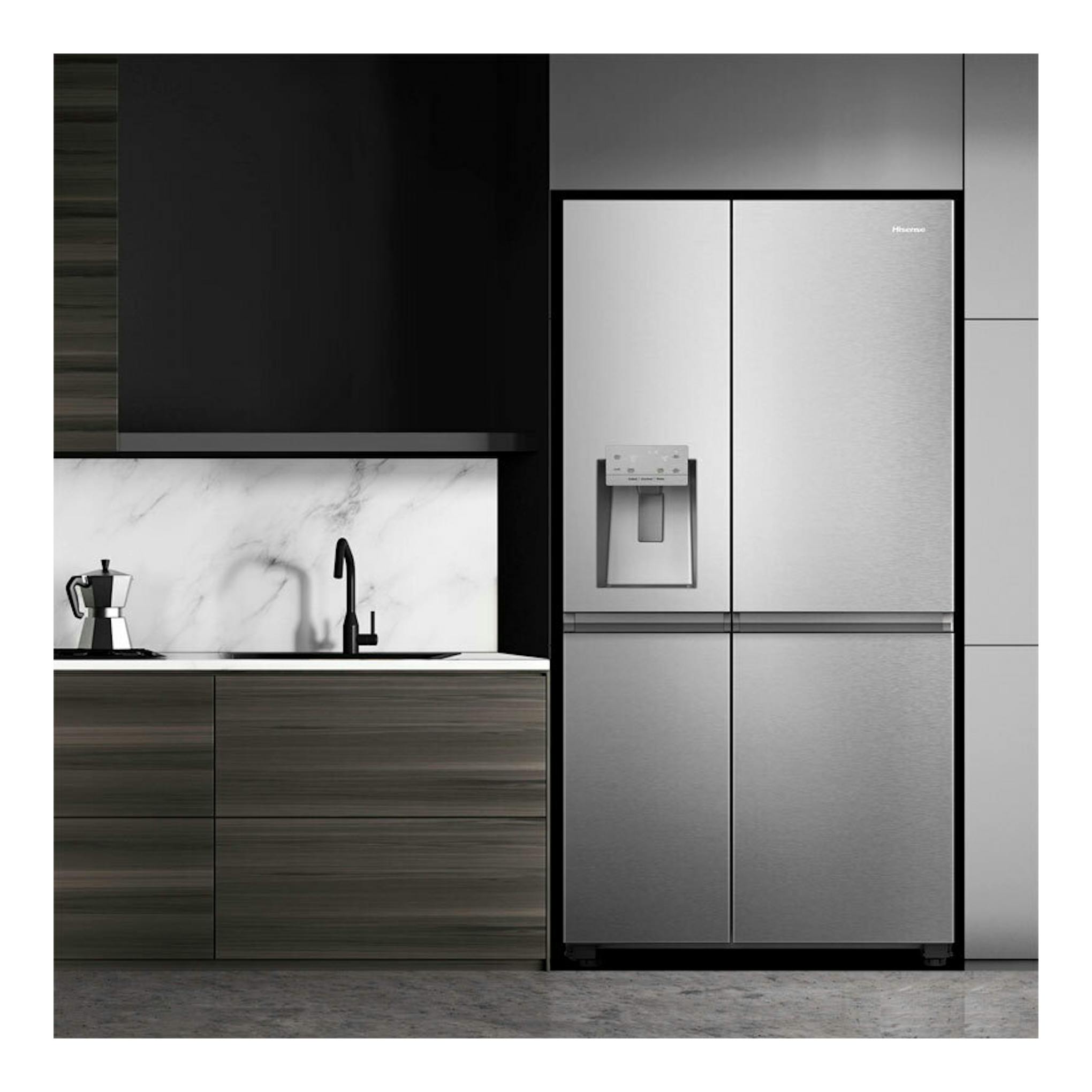 Frigorífico americano Hisense RS818N4IIE1 inox, vista frontal, con dispensador de agua en la puerta.
