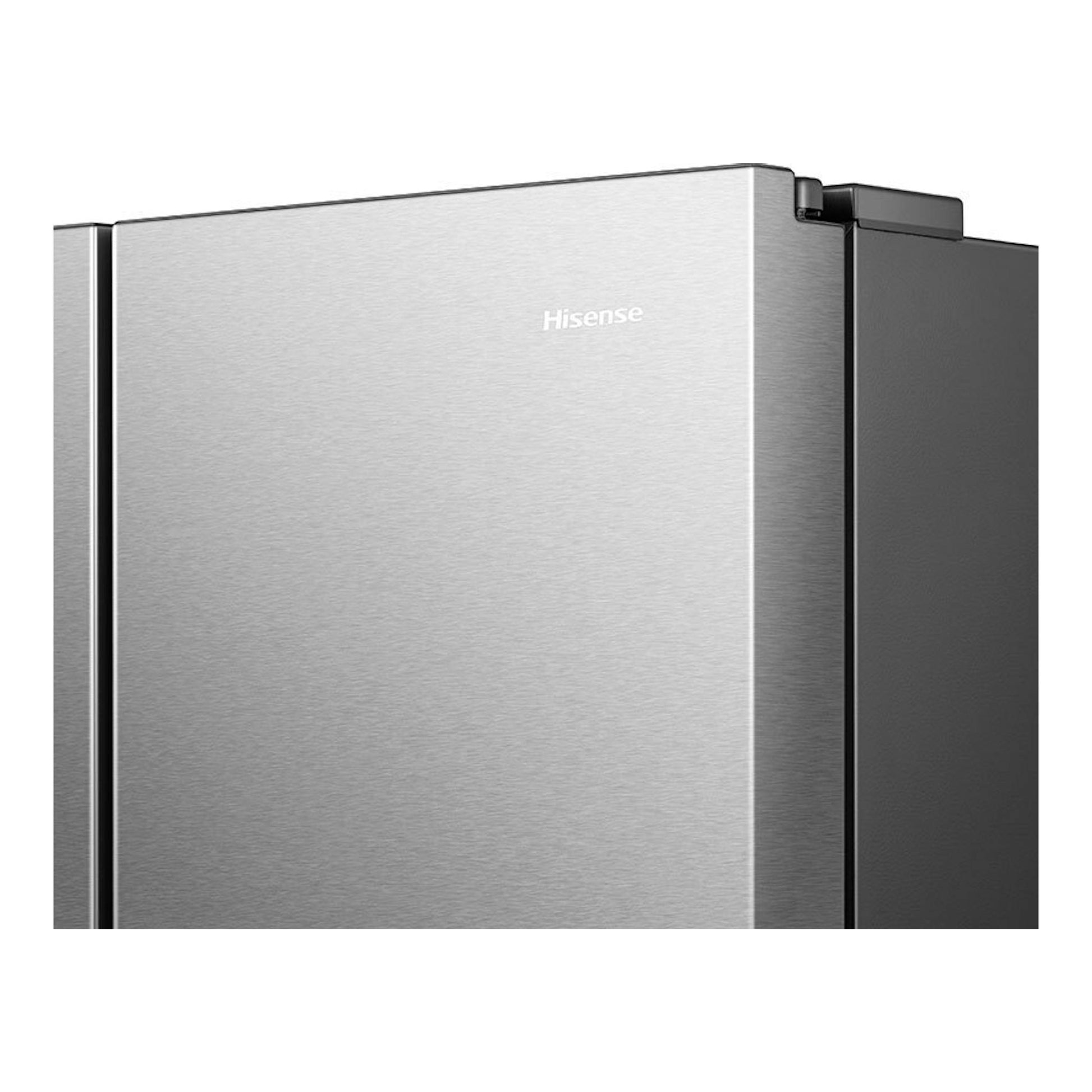 Frigorífico americano Hisense en acero inoxidable, vista frontal parcial con lateral derecho visible.