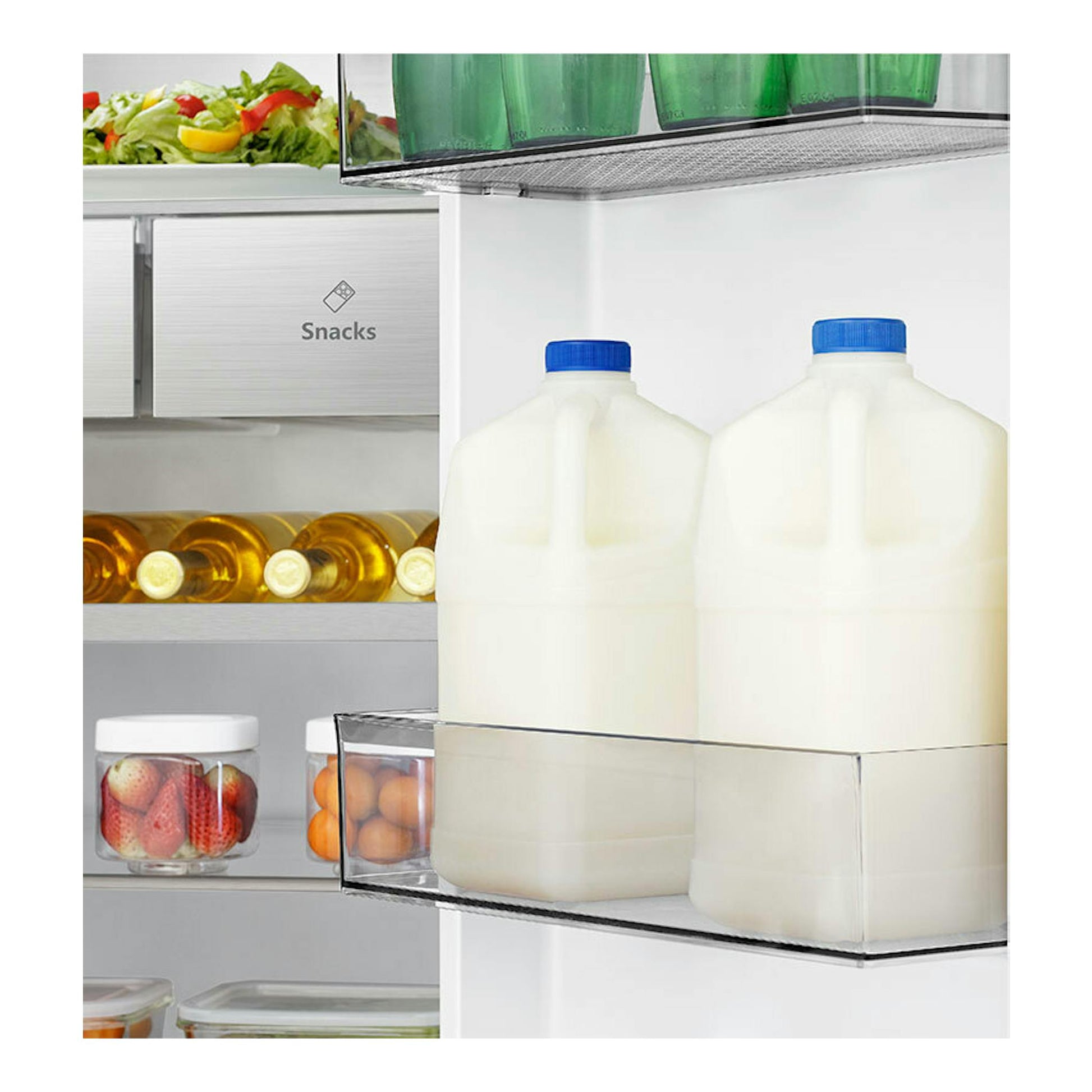 Interior de frigorífico Hisense RS818N4TIE1 inox, vista frontal de la puerta con botellas de leche en estante.