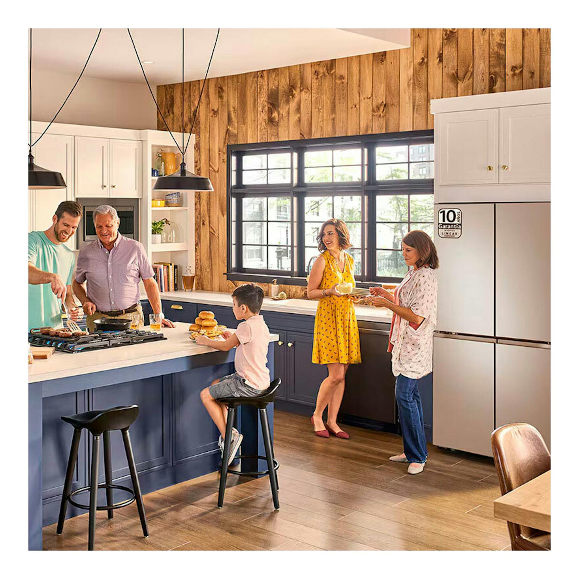 Frigorífico americano LG GMB860PYDE inox, vista frontal en una cocina, con cuatro puertas.