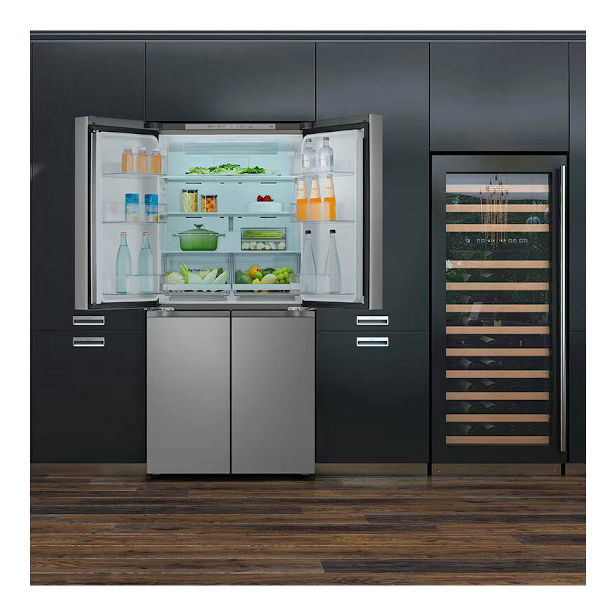 Frigorífico americano LG GMB860PYDE inox, vista frontal, con puertas abiertas e interior iluminado.