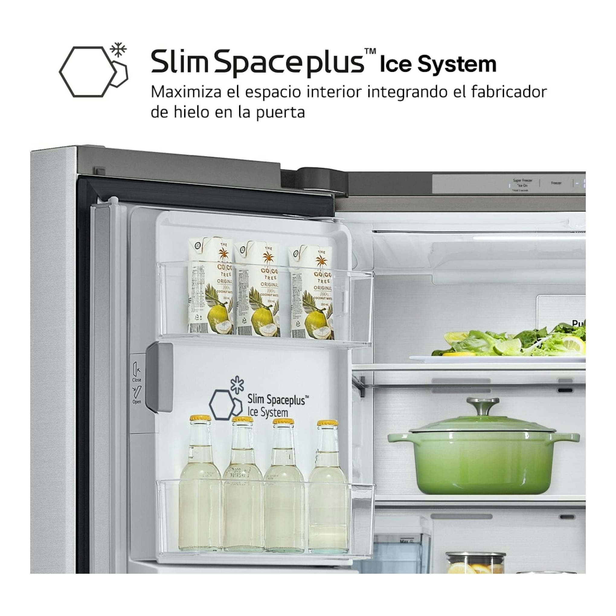 Frigorífico LG GMG861MBAE abierto, vista frontal parcial, interior plateado con sistema Slim SpacePlus Ice en la puerta.